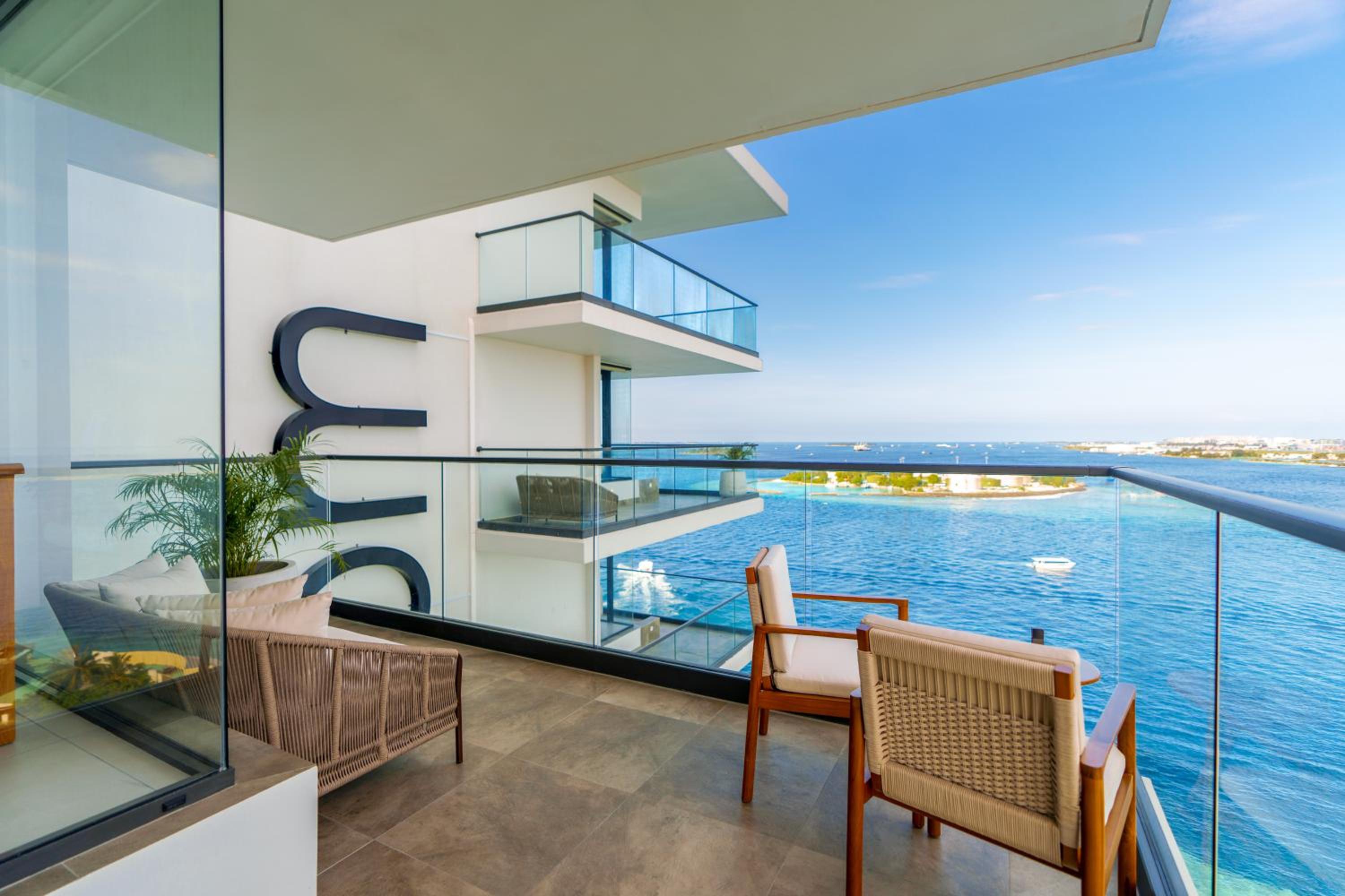 Superior Ocean Front Deluxe (Free Airport Transfer) - Photo 2