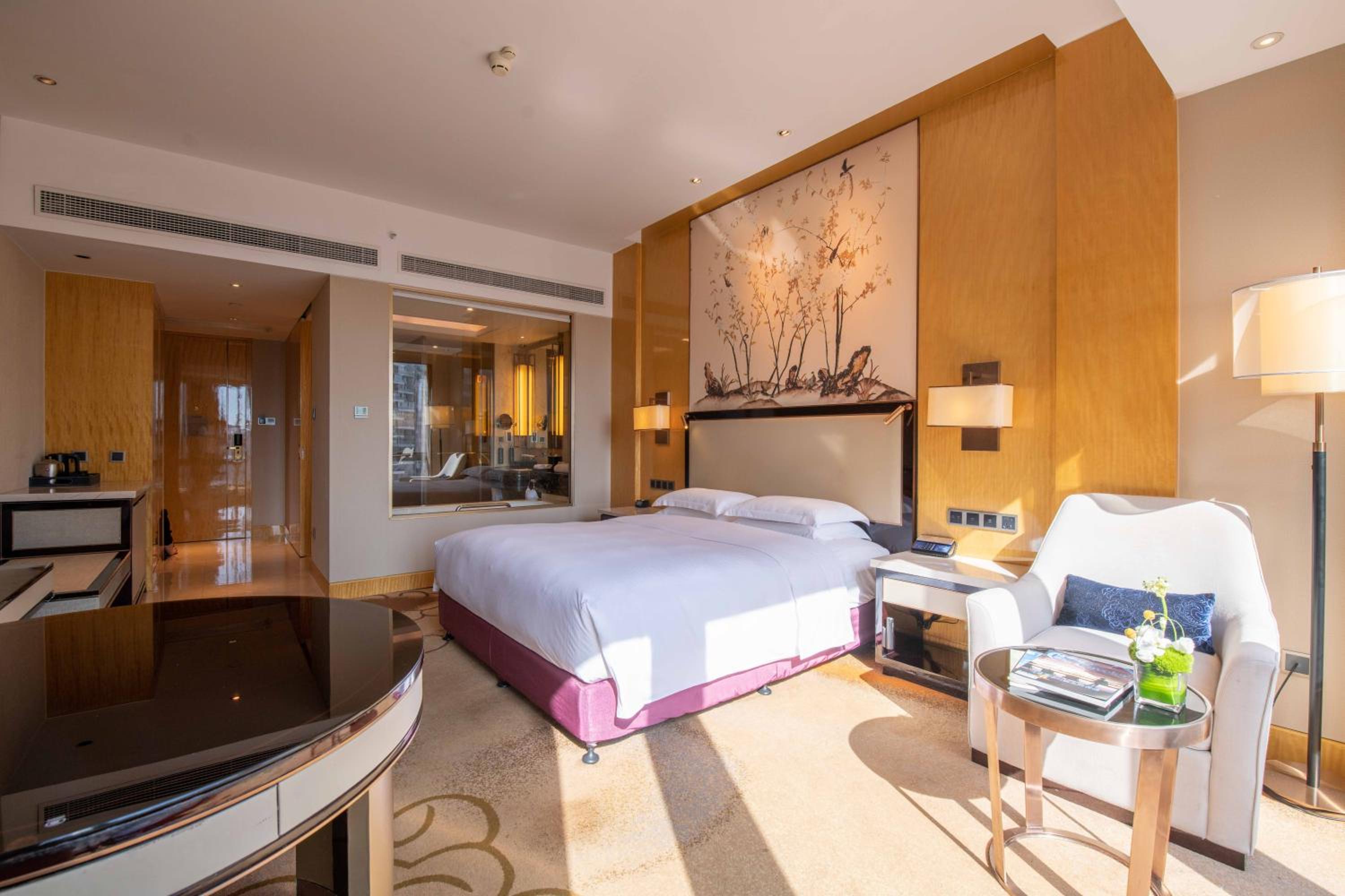 Deluxe King Room with View photo 1