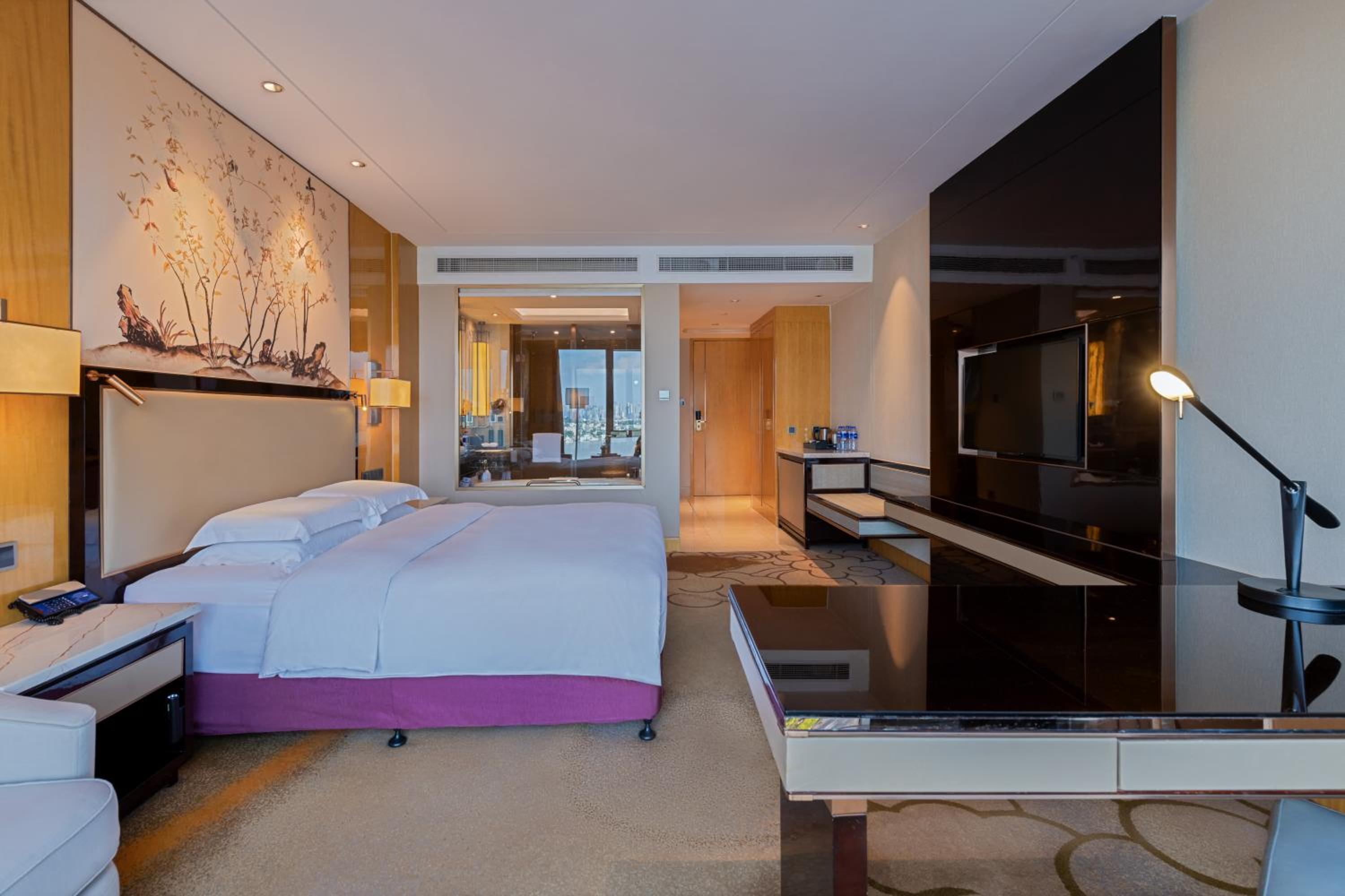 Deluxe King Room with View photo 3