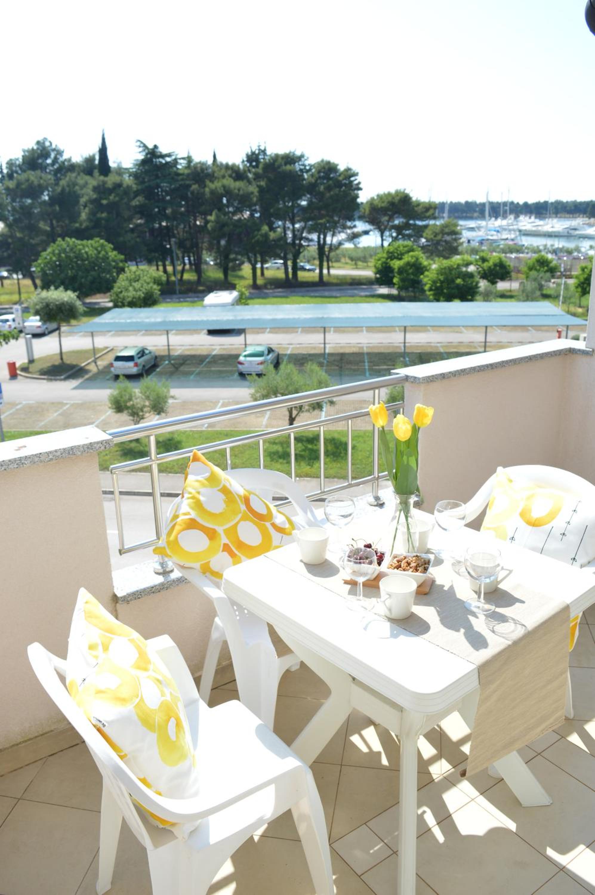 One-Bedroom Apartment with Sea View - Photo 3