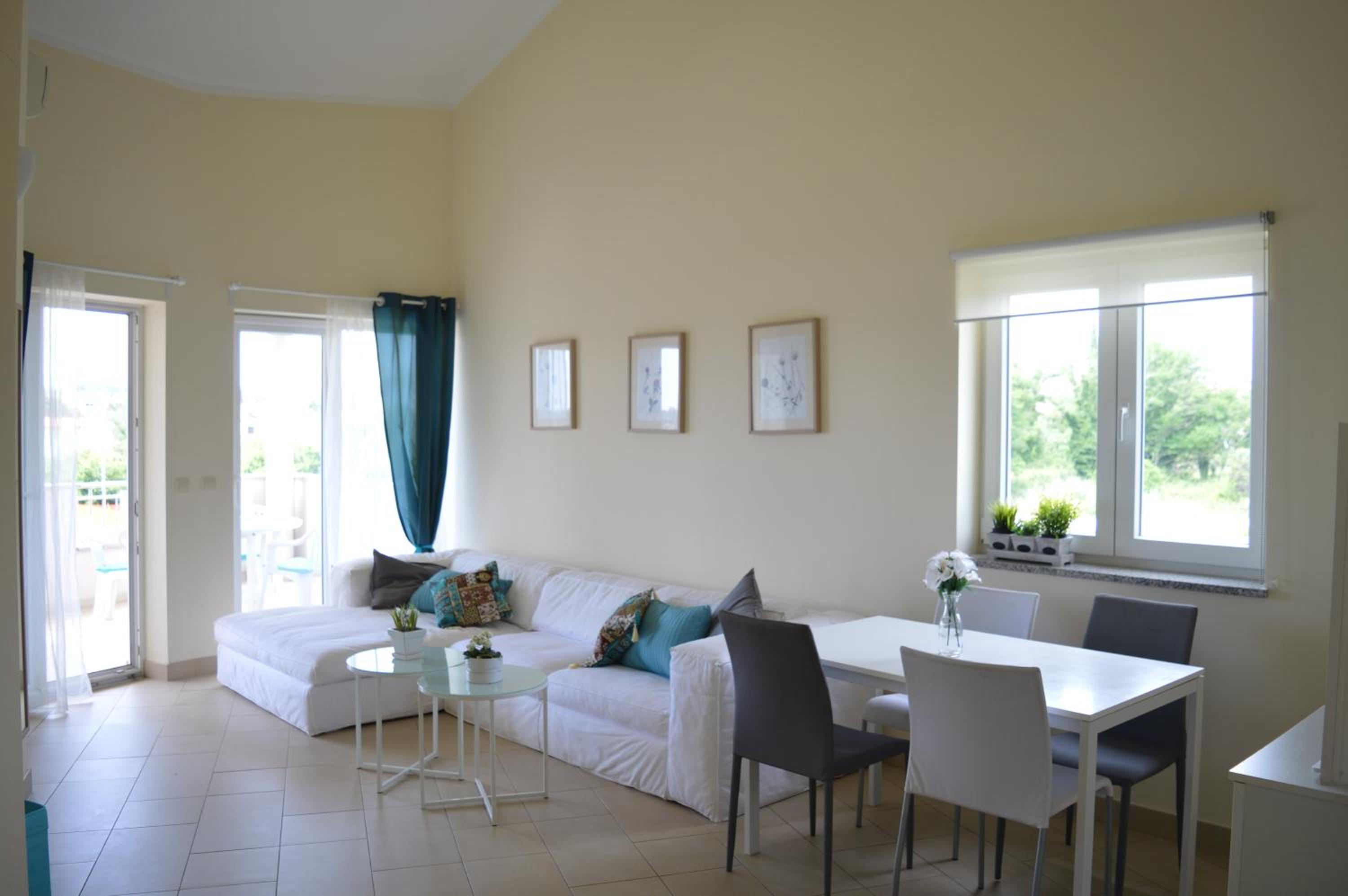 Three-Bedroom Apartment with Terrace and Sea View - Photo 5