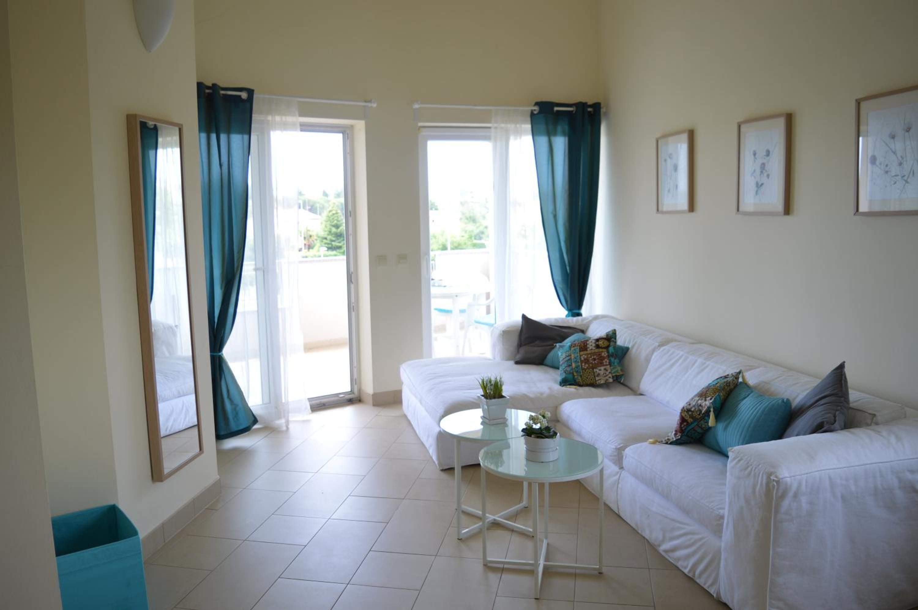 Three-Bedroom Apartment with Terrace and Sea View - Photo 10