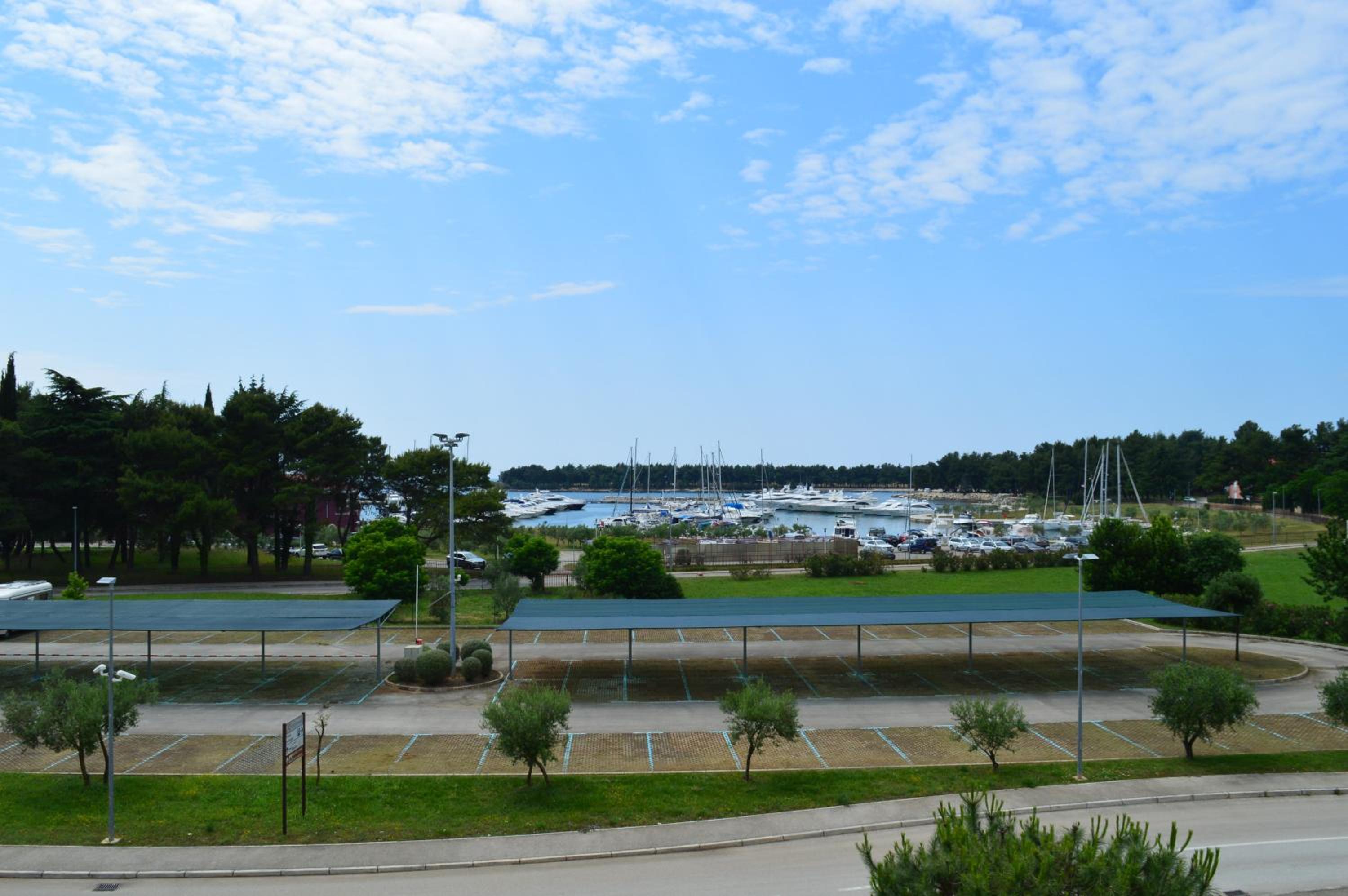 Three-Bedroom Apartment with Terrace and Sea View - Photo 20