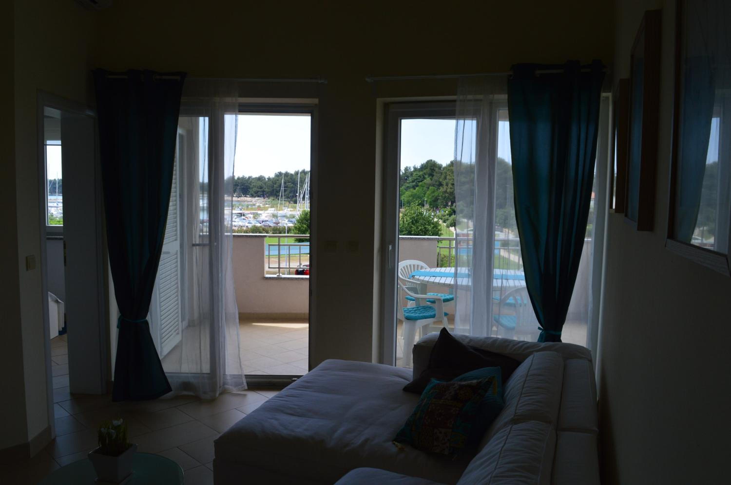 Three-Bedroom Apartment with Terrace and Sea View - Photo 39