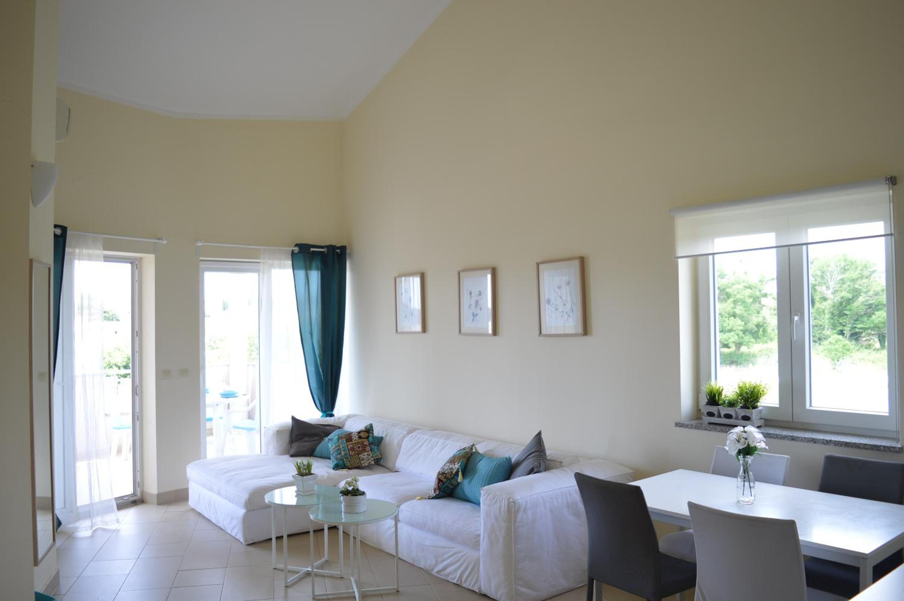 Three-Bedroom Apartment with Terrace and Sea View - Photo 18