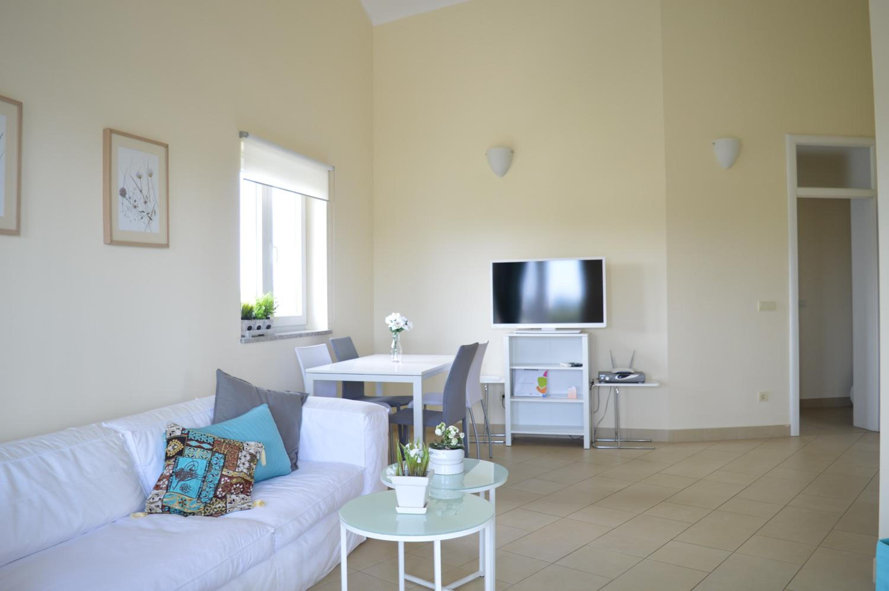 Three-Bedroom Apartment with Terrace and Sea View - Photo 29