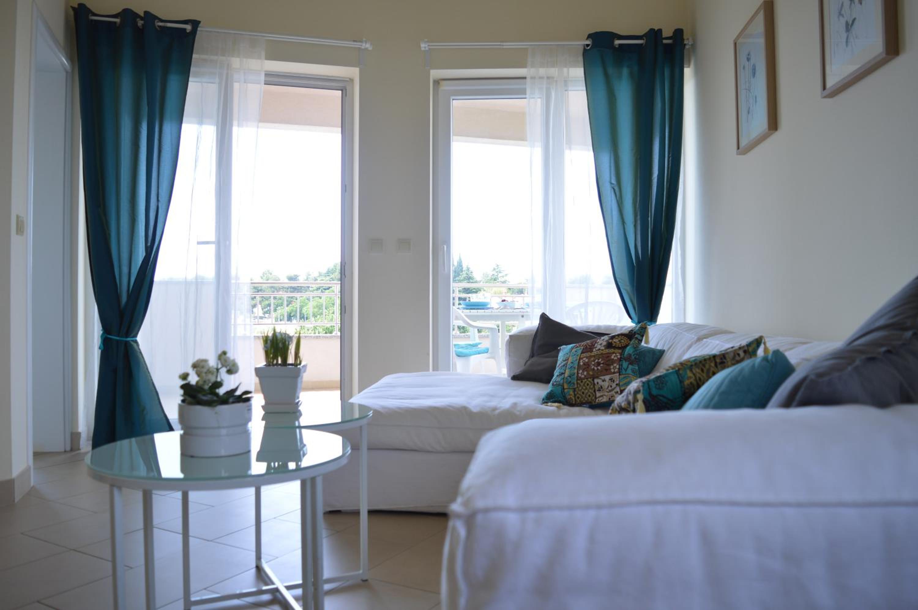 Three-Bedroom Apartment with Terrace and Sea View - Photo 37