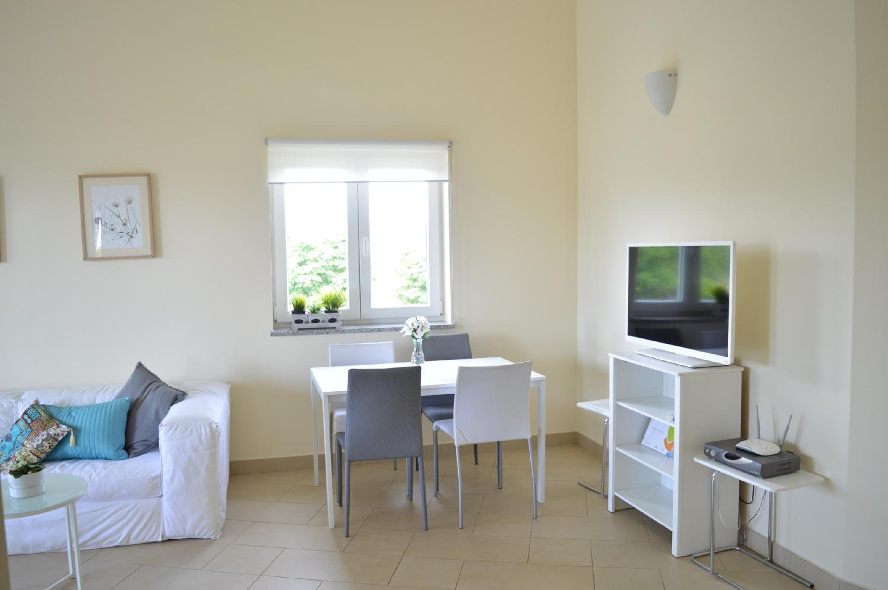 Three-Bedroom Apartment with Terrace and Sea View - Photo 33