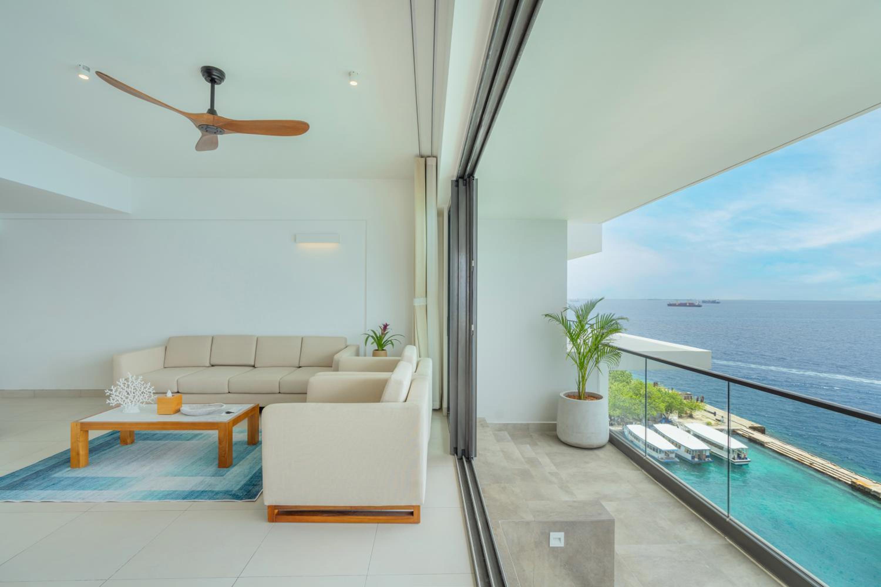 Sea Front 3 Bedroom Master Suite (Free Airport Transfer)