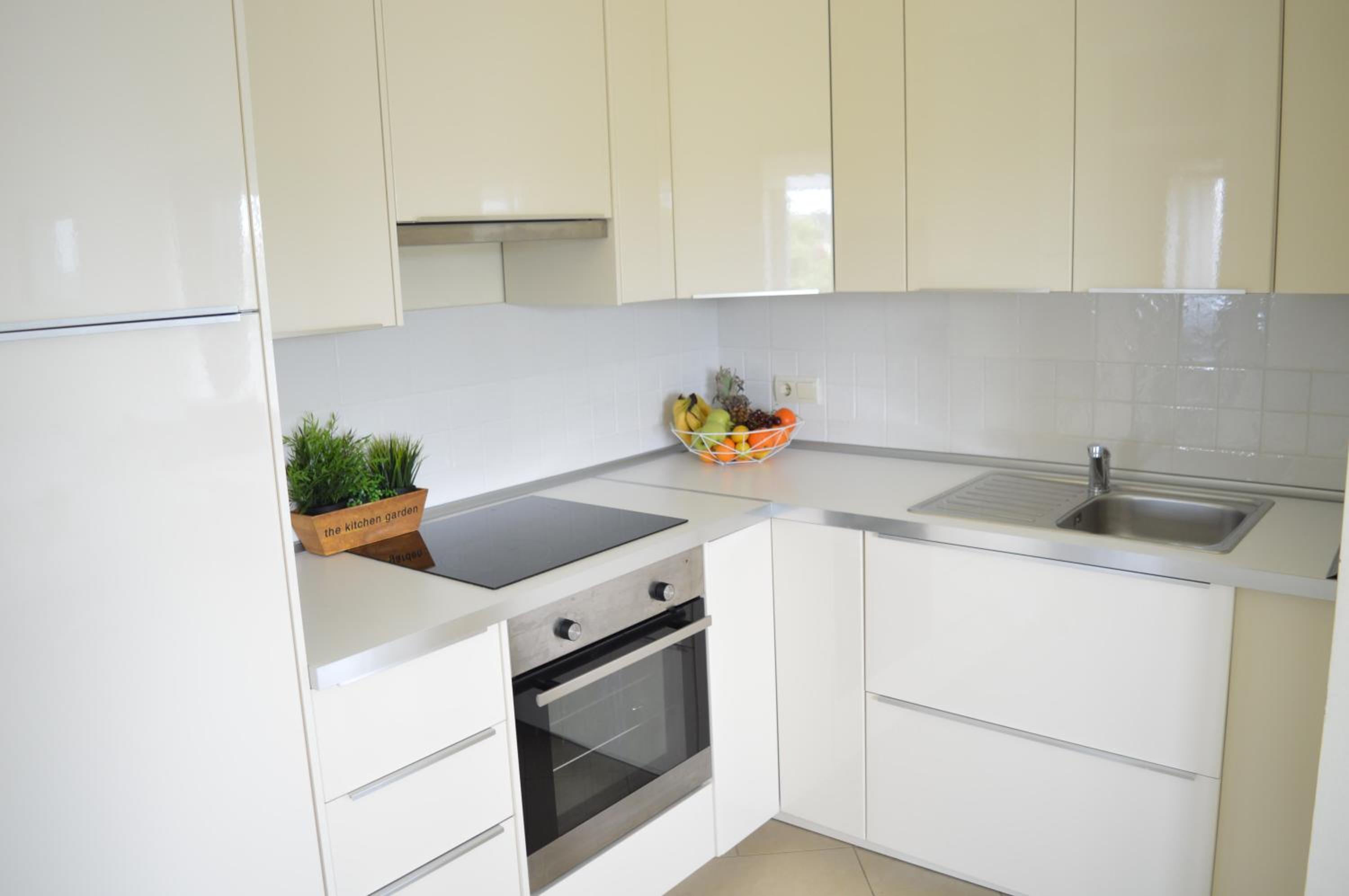 Three-Bedroom Apartment with Terrace and Sea View - Photo 7