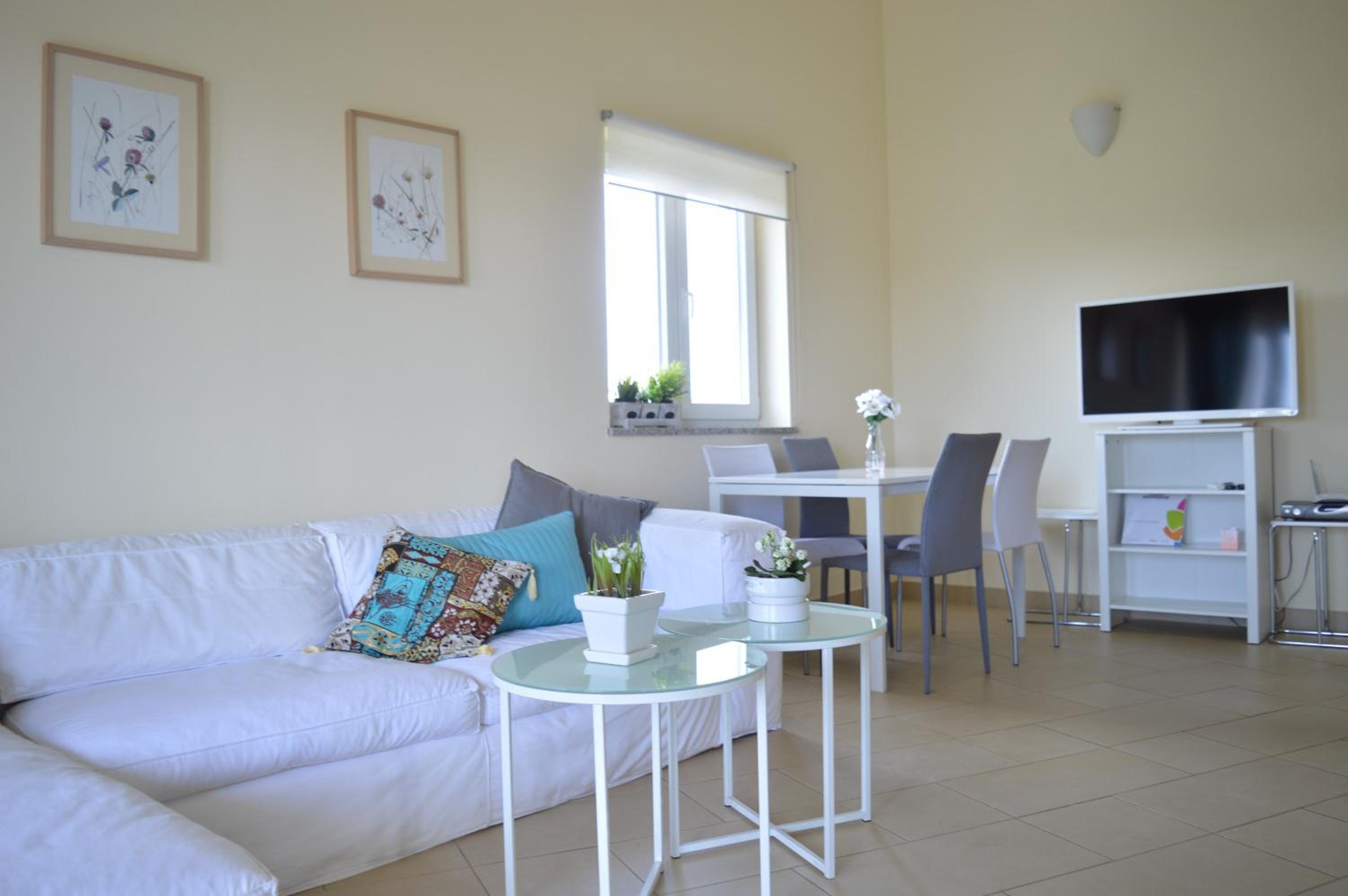 Three-Bedroom Apartment with Terrace and Sea View - Photo 40