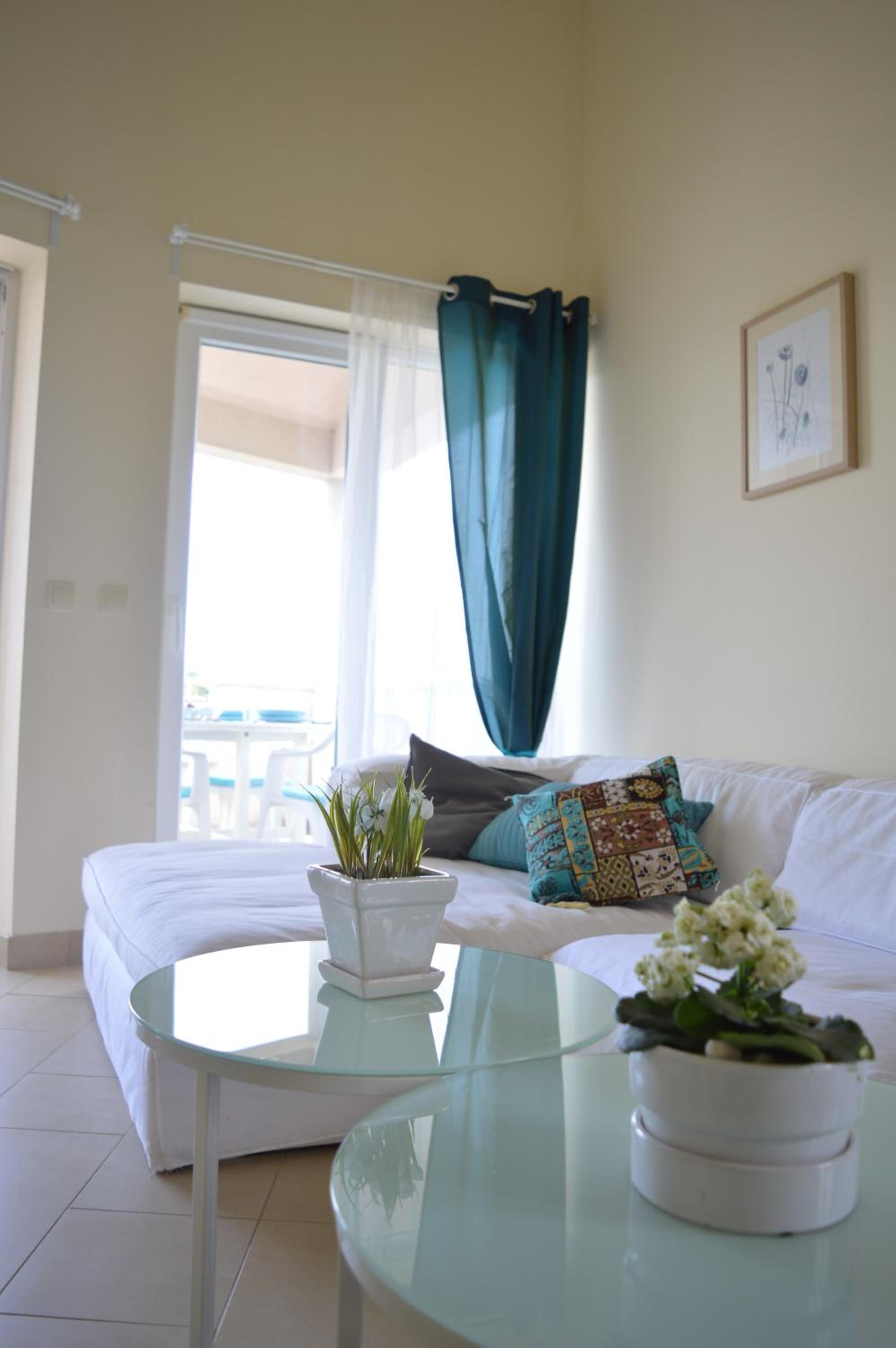 Three-Bedroom Apartment with Terrace and Sea View - Photo 9