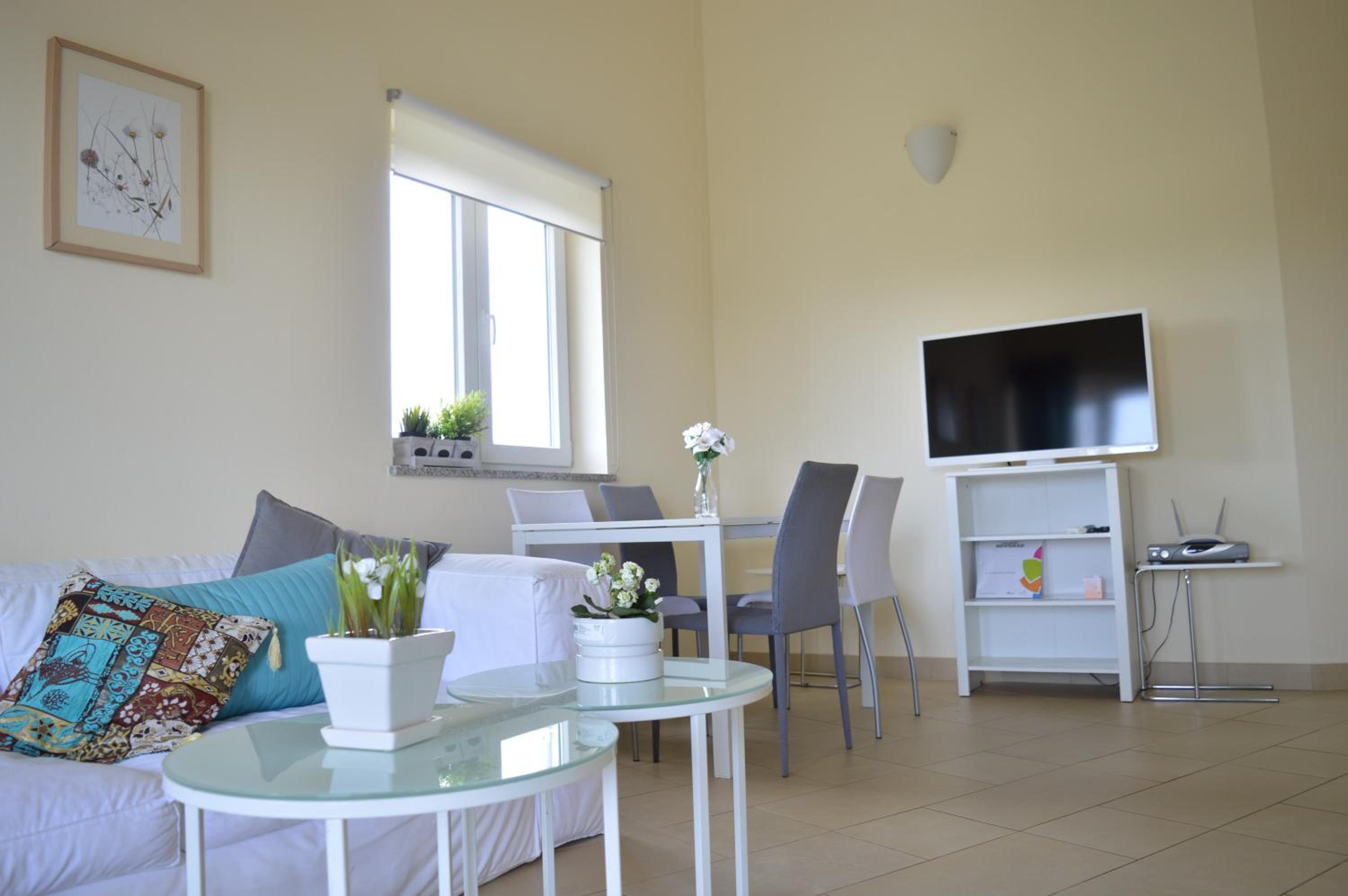 Three-Bedroom Apartment with Terrace and Sea View - Photo 38