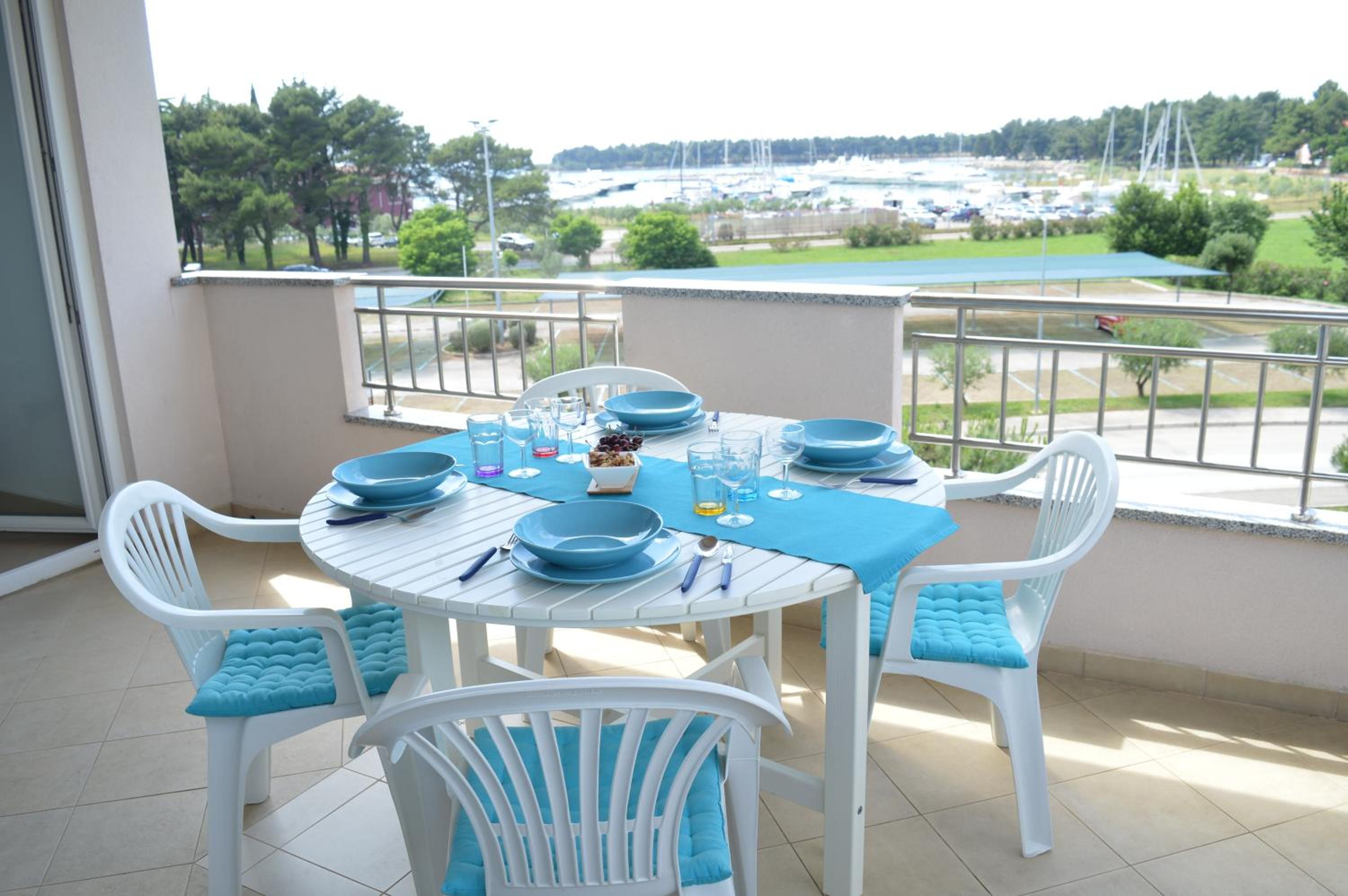 Three-Bedroom Apartment with Terrace and Sea View - Photo 24