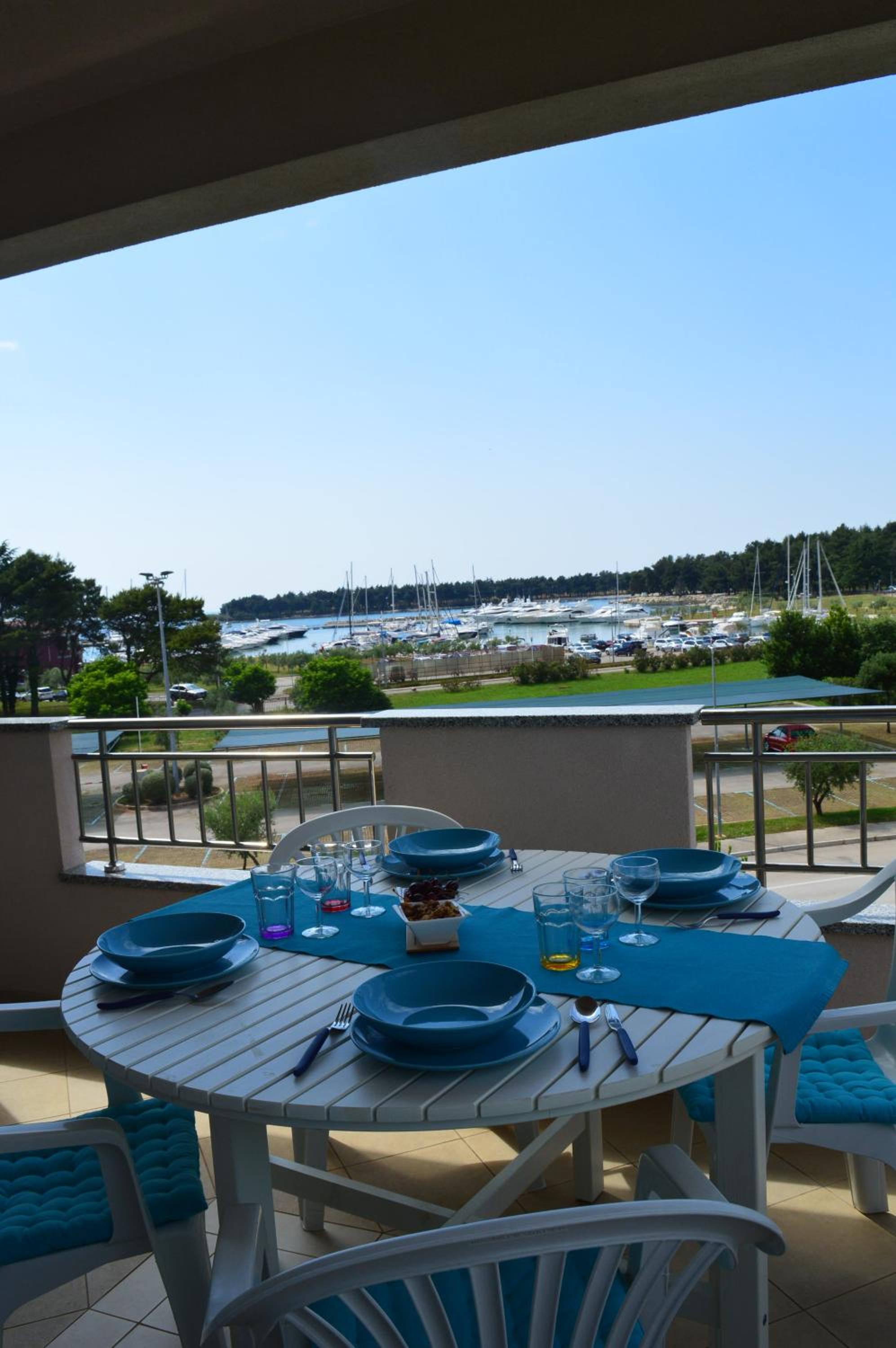 Three-Bedroom Apartment with Terrace and Sea View - Photo 21