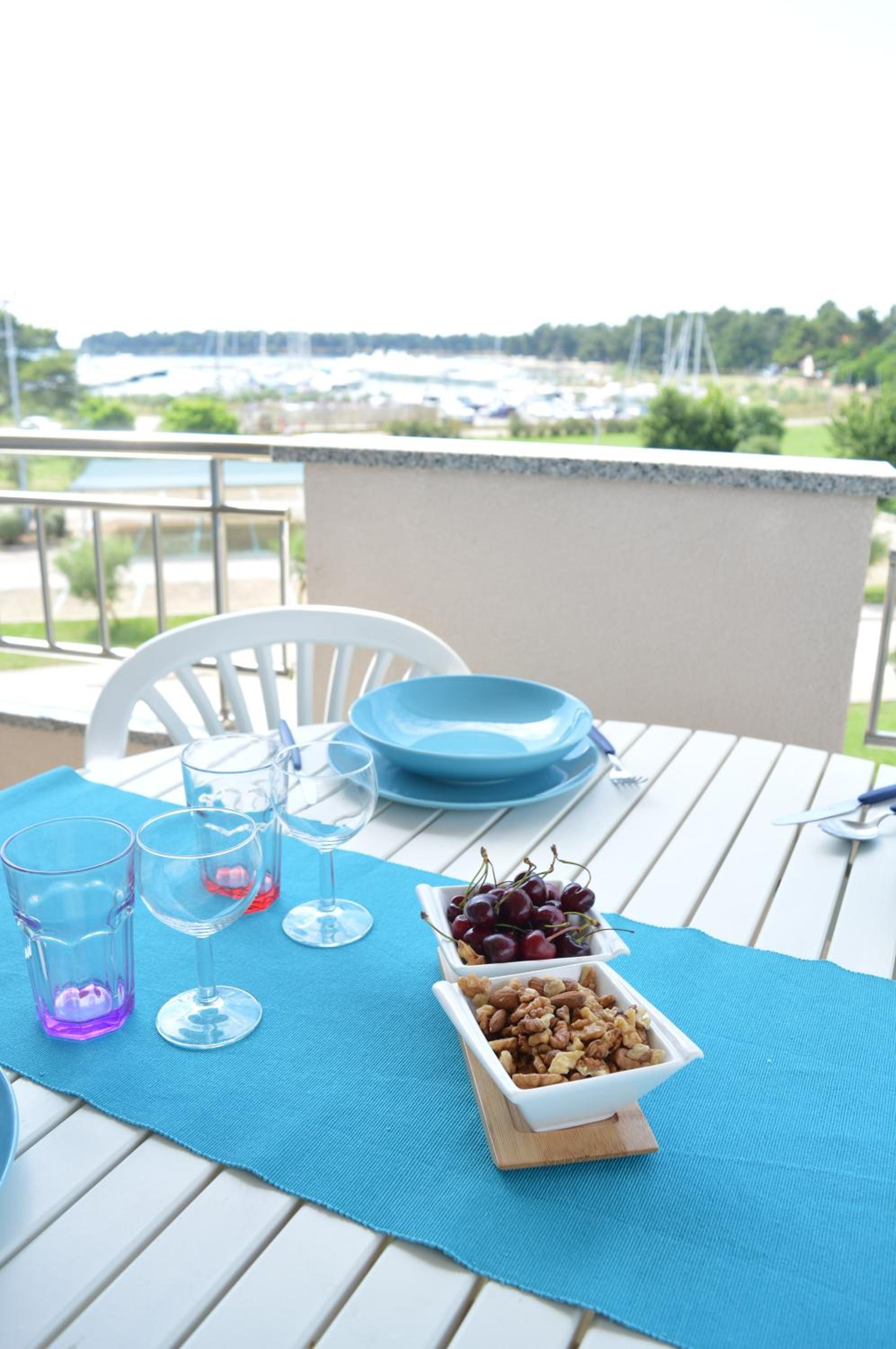 Three-Bedroom Apartment with Terrace and Sea View - Photo 22