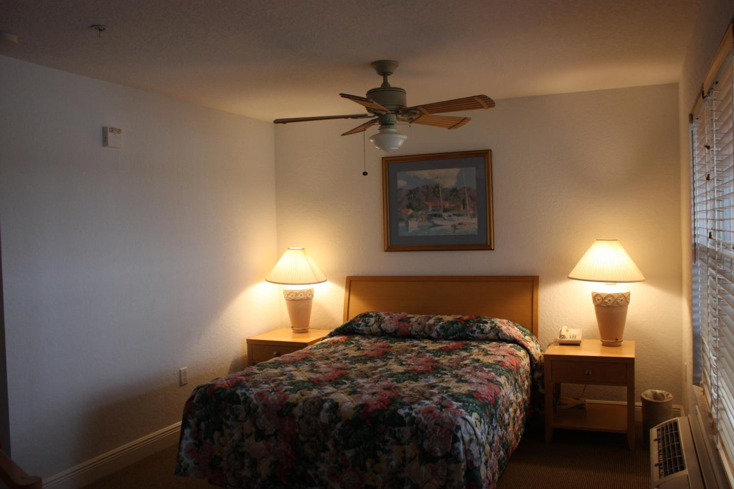 King Room with Lake View - Photo 5