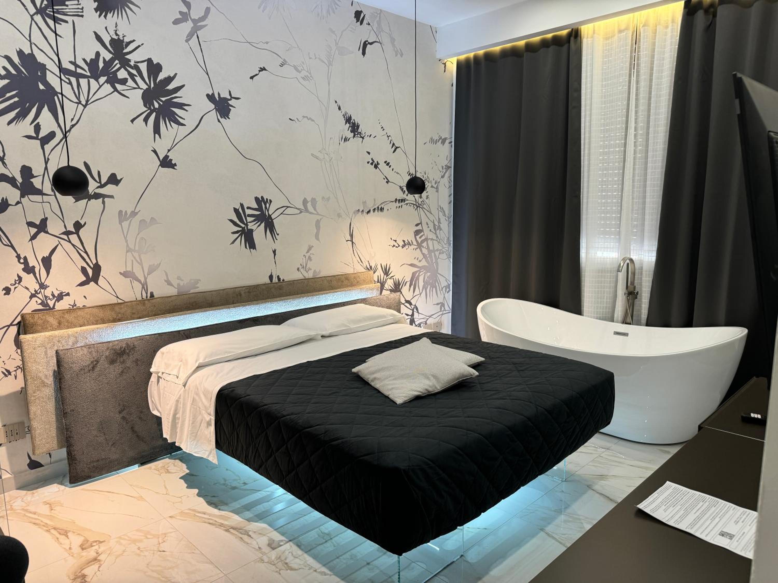 Deluxe Suite with Spa Bath photo 1