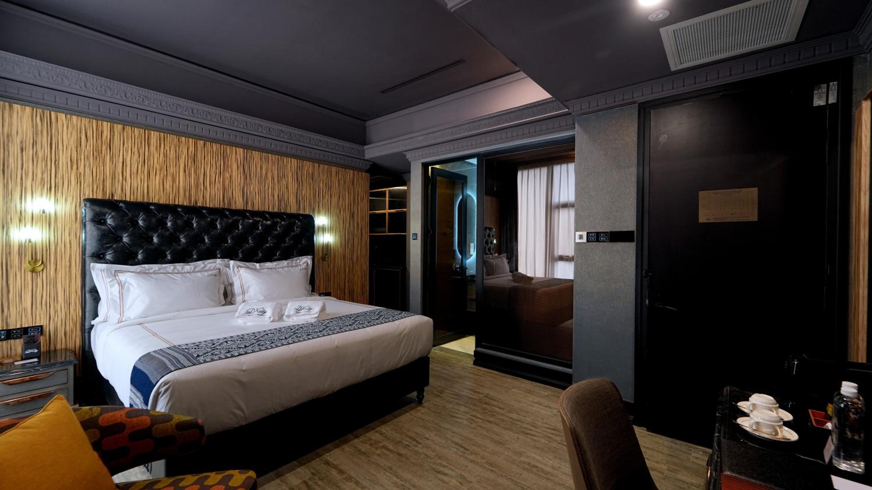 Premier Suite with Kitchen and Dining