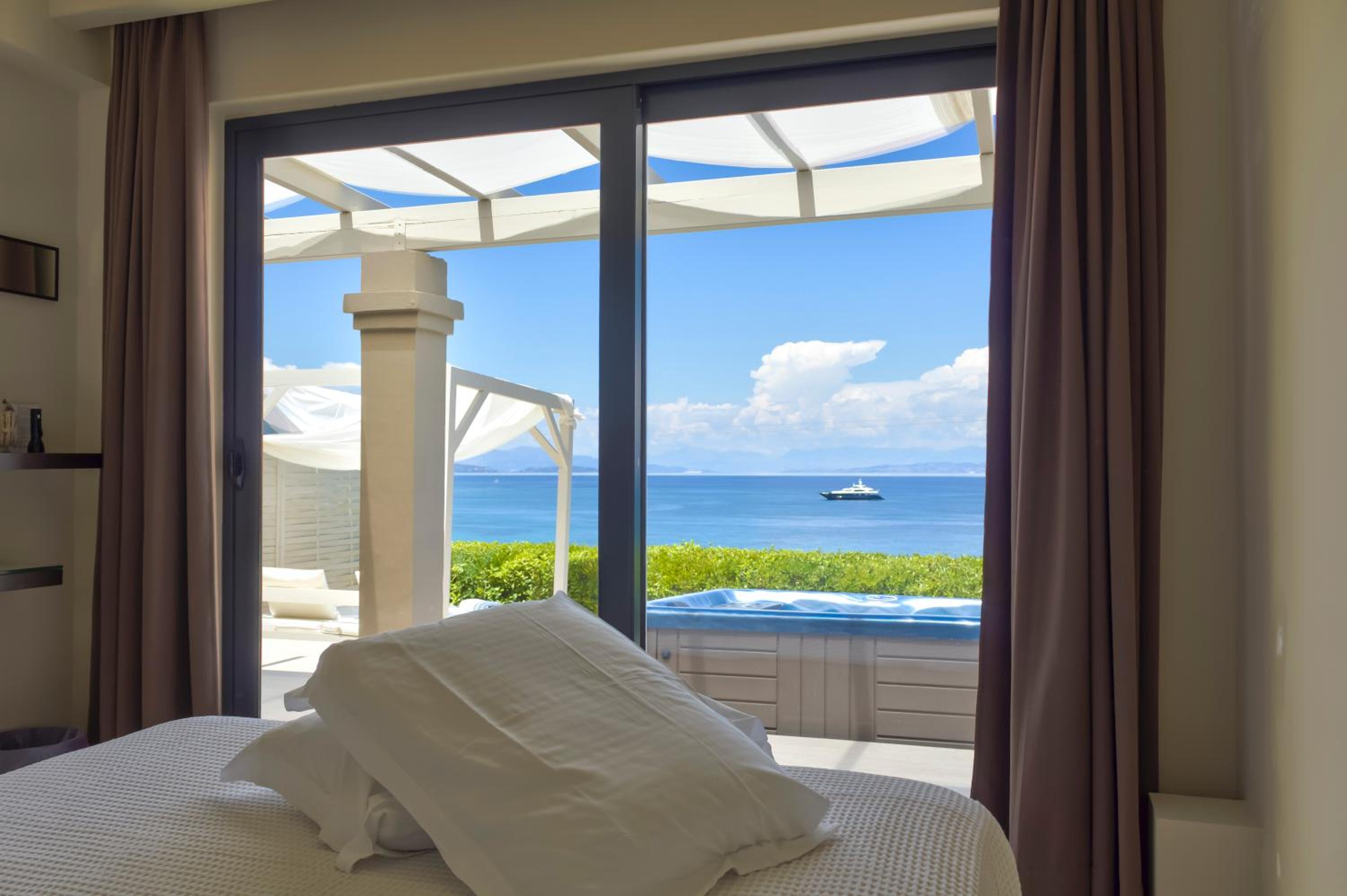 Deluxe Suite Sea View with Private Hot Tub  photo 2