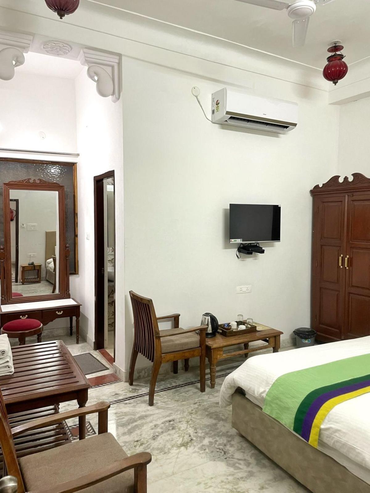 Deluxe Double Room (2 Adults + 1 Child)