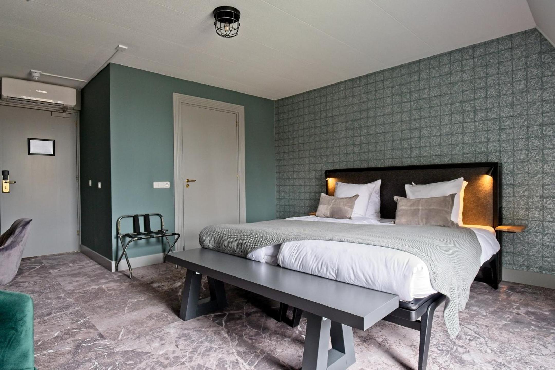 Castle Comfort Room - Photo 3