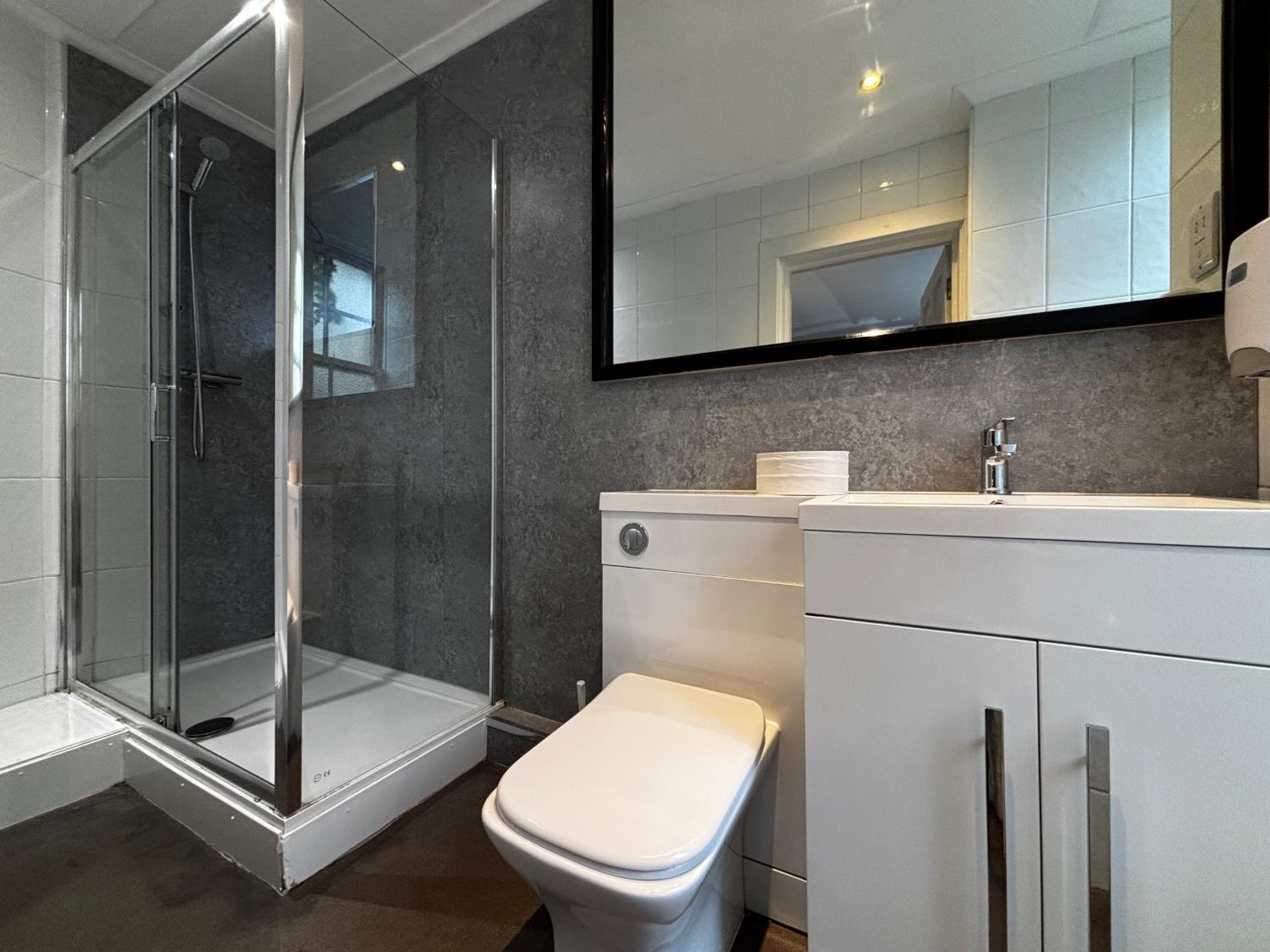 10-Bed Private Room Ensuite - Photo 2