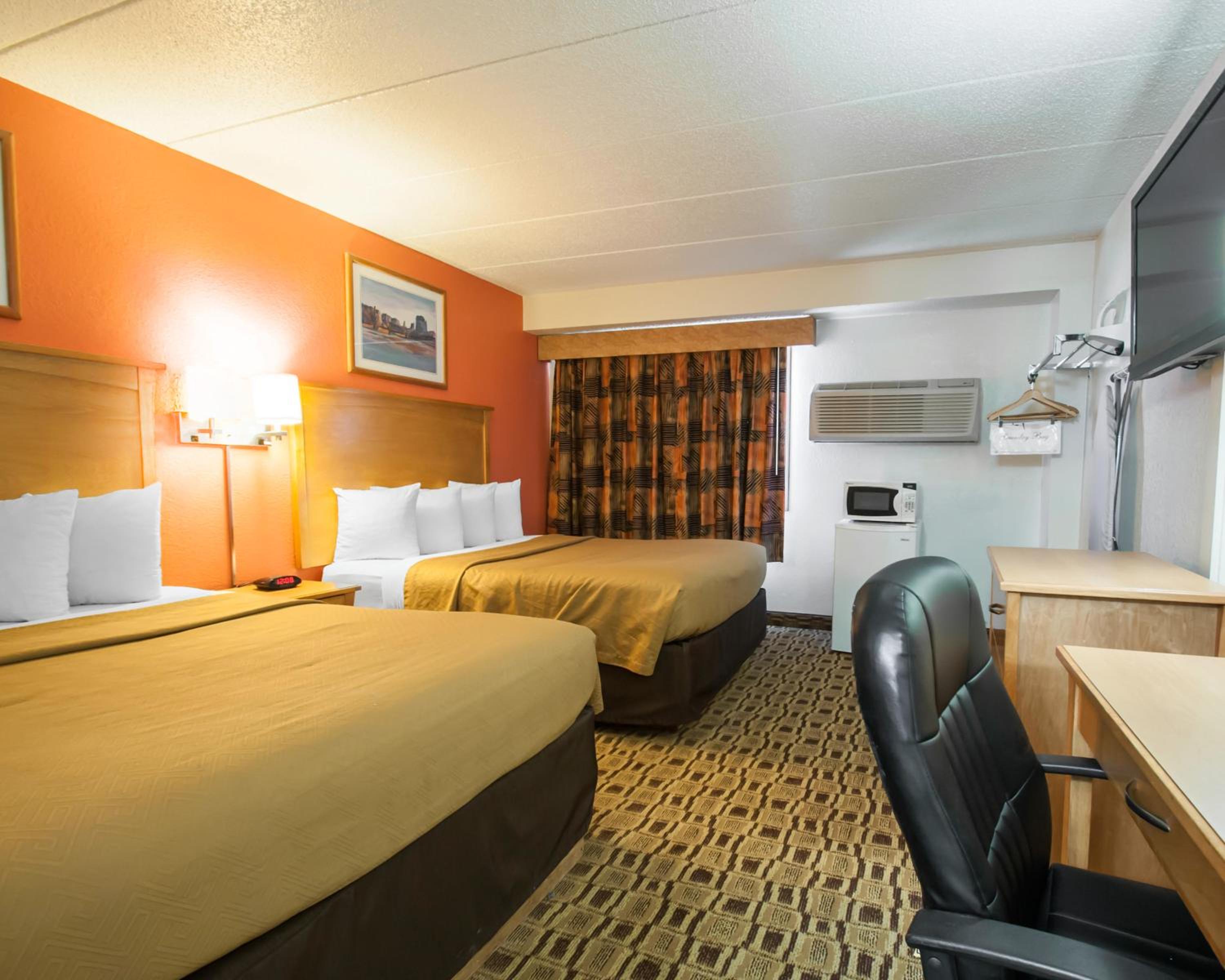 Queen Room with Two Queen Beds - Non-Smoking - Photo 4