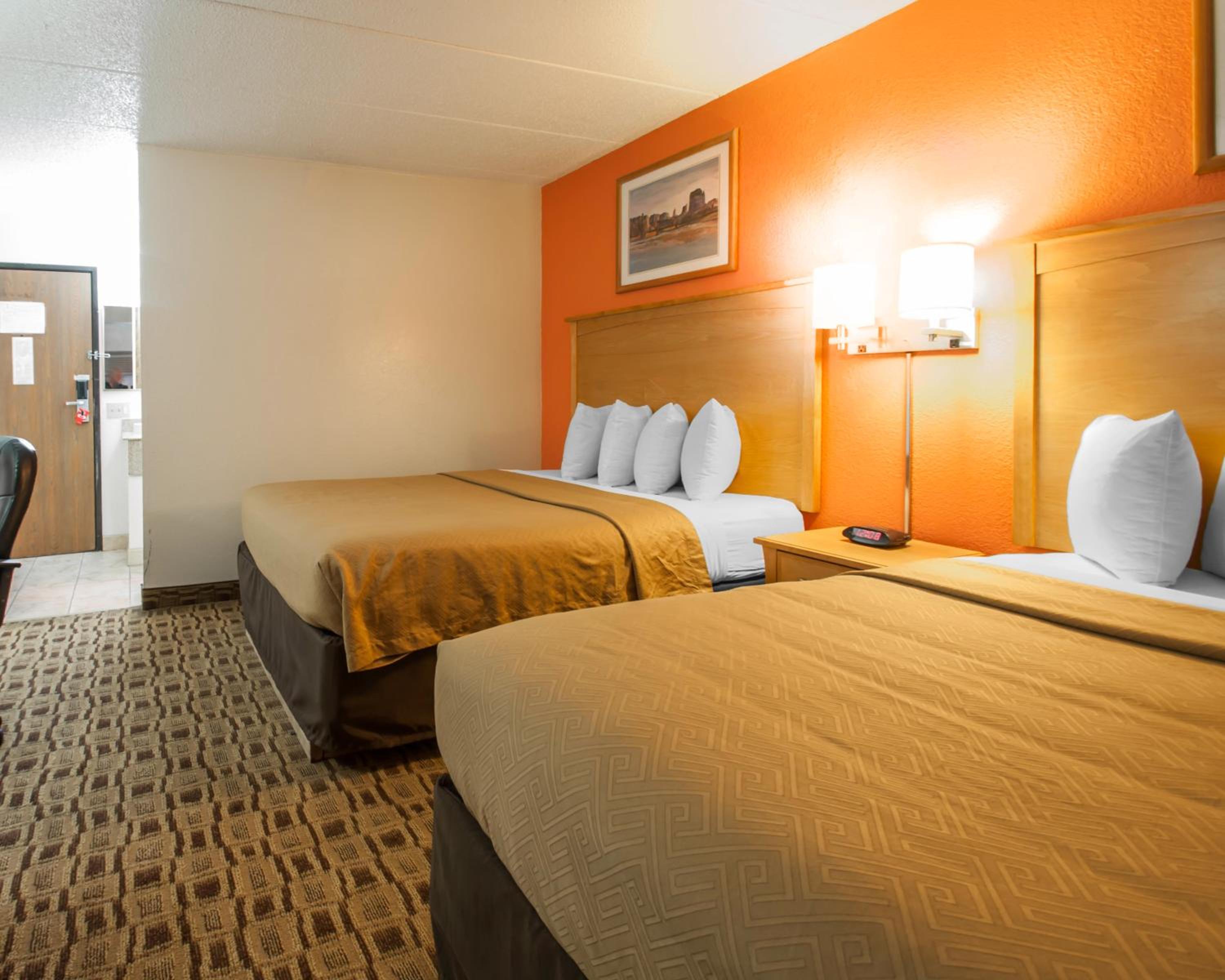 Queen Room with Two Queen Beds - Non-Smoking - Photo 3