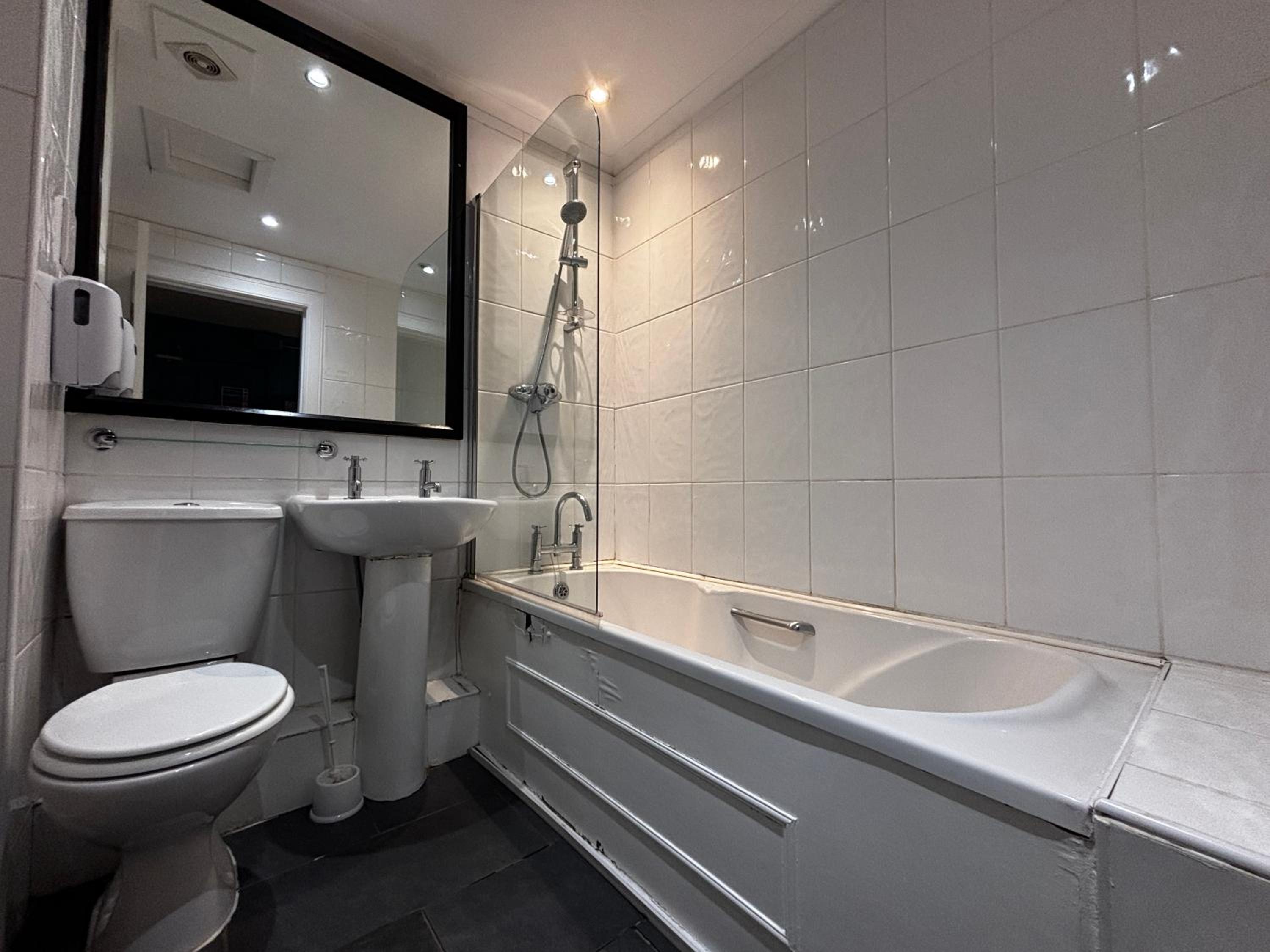 Bed in 6-Bed Male Dorm Ensuite photo 3
