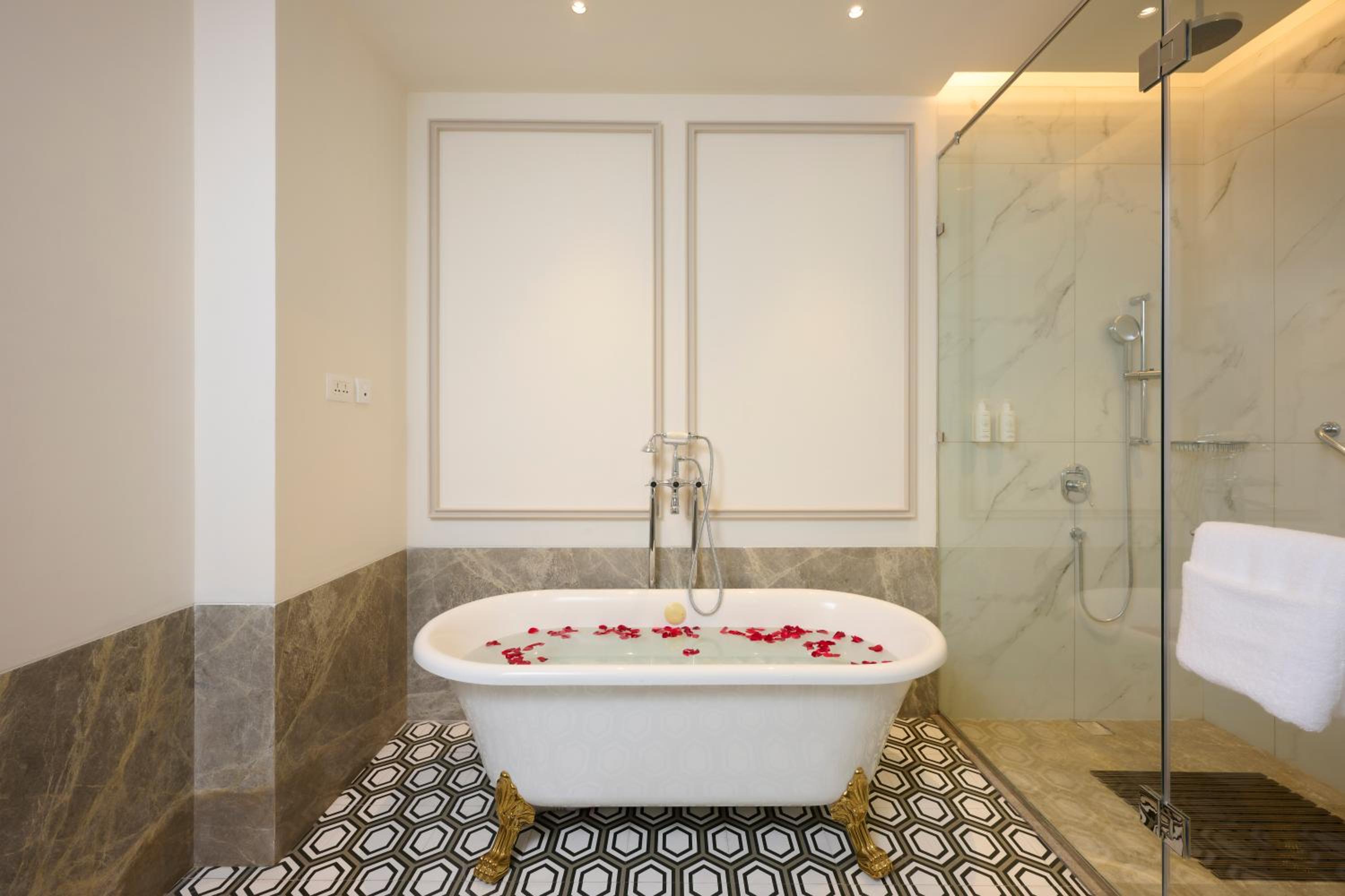 Junior Double Suite with City View - Photo 6