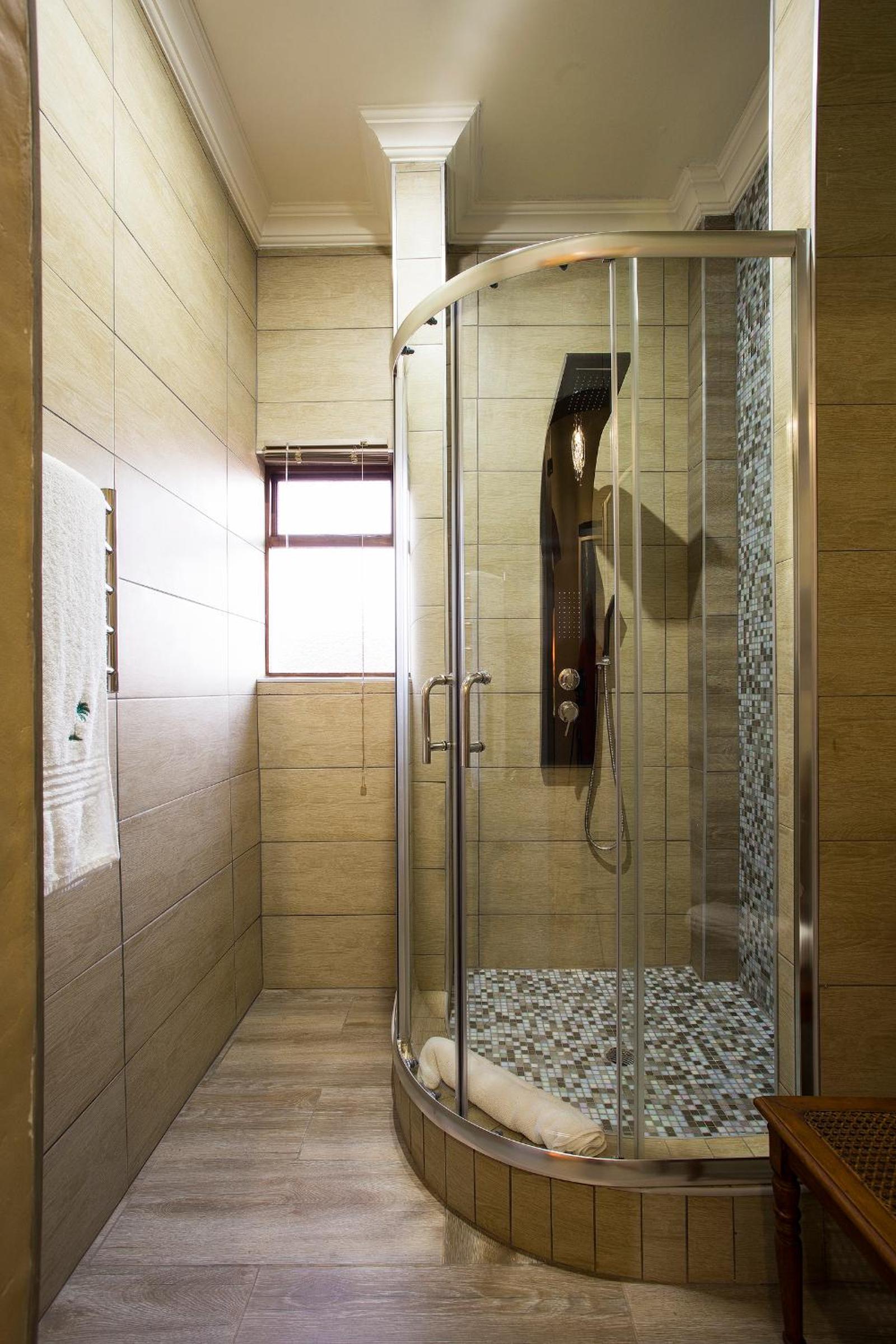 Deluxe Queen Suite - Photo 7