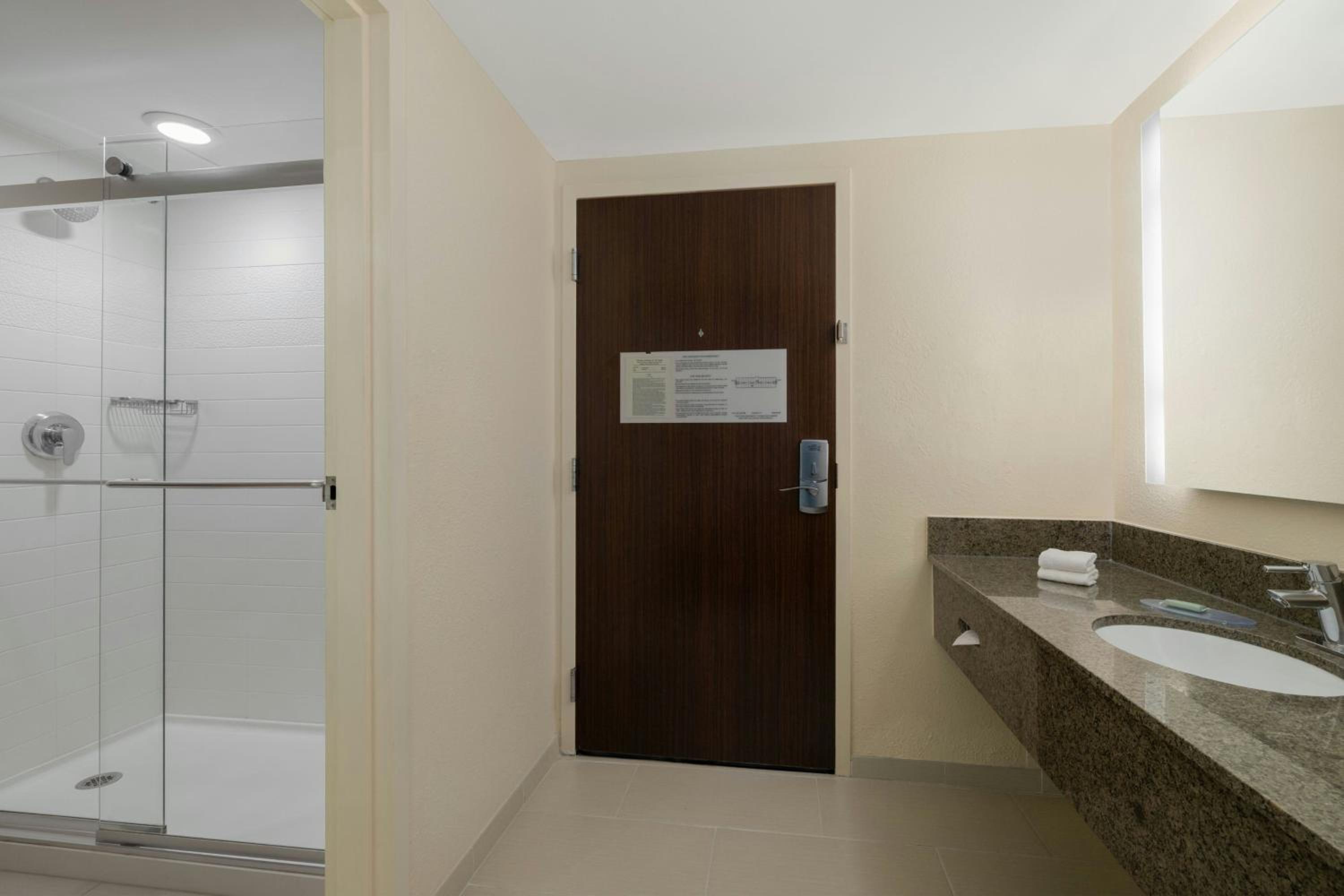 King Room with Bathtub - Mobility Access/Hearing Accessible - Photo 4