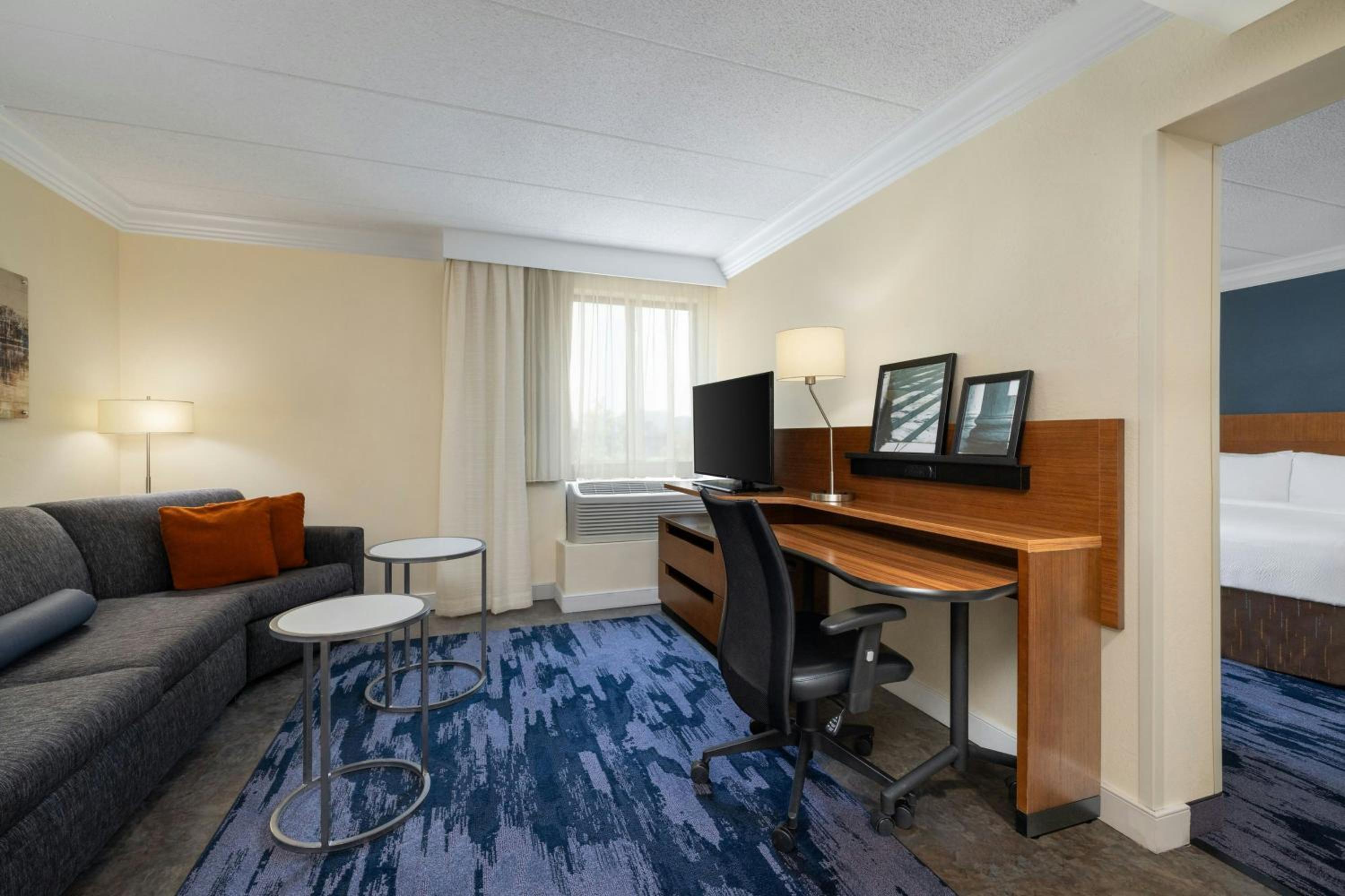 King Suite with Bathtub and Sofa Bed - Mobility Access photo 1