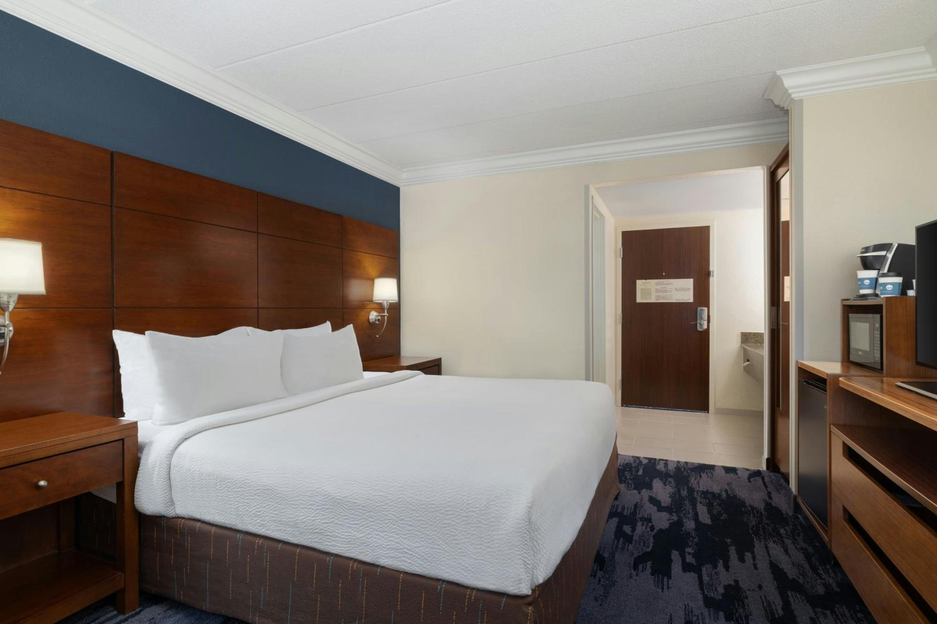 King Room with Bathtub - Mobility Access/Hearing Accessible - Photo 2
