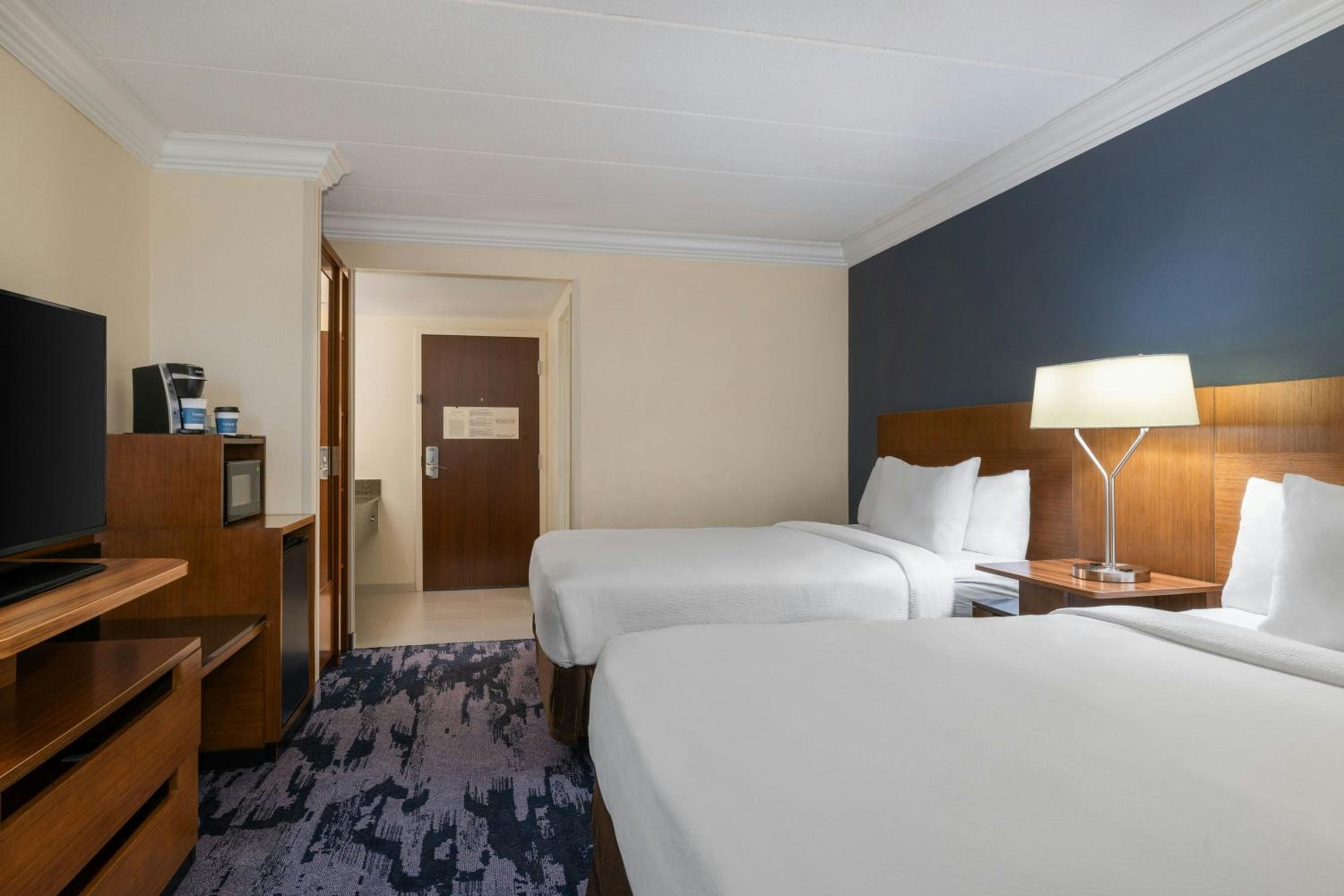 Queen Room with Two Queen Beds - Photo 2