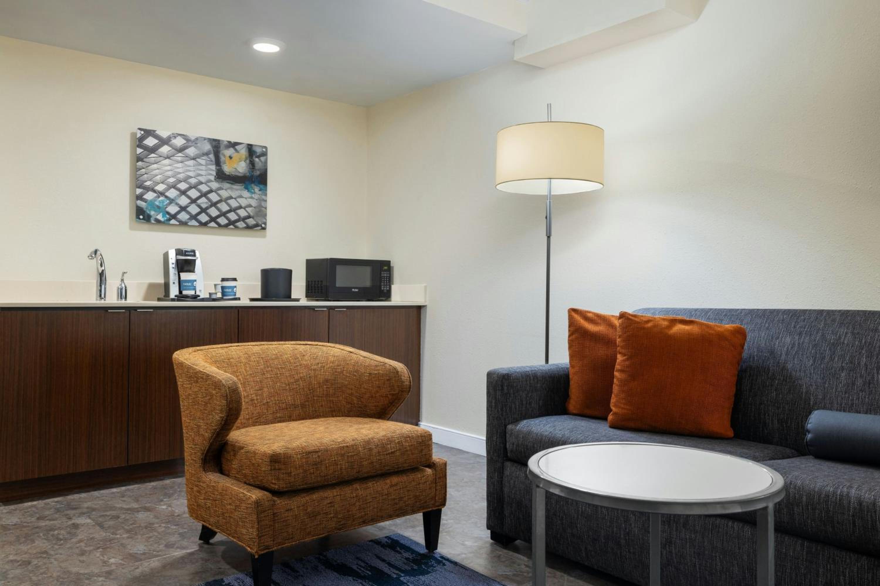 King Suite with Bathtub and Sofa Bed - Mobility Access photo 3