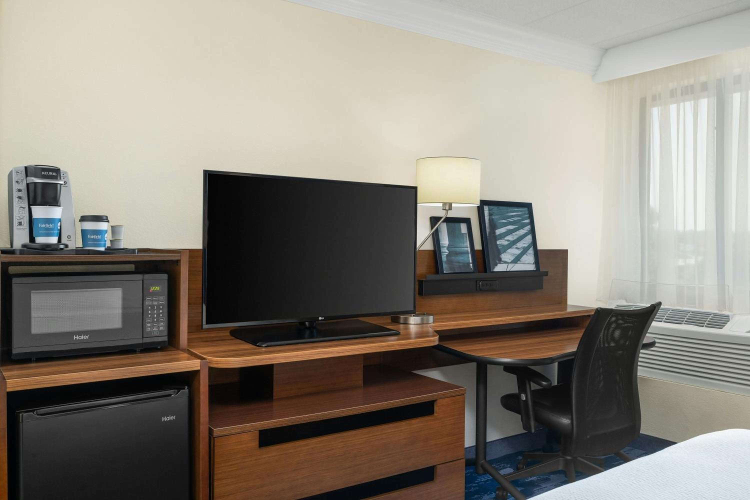 King Room with Bathtub - Mobility Access/Hearing Accessible - Photo 3