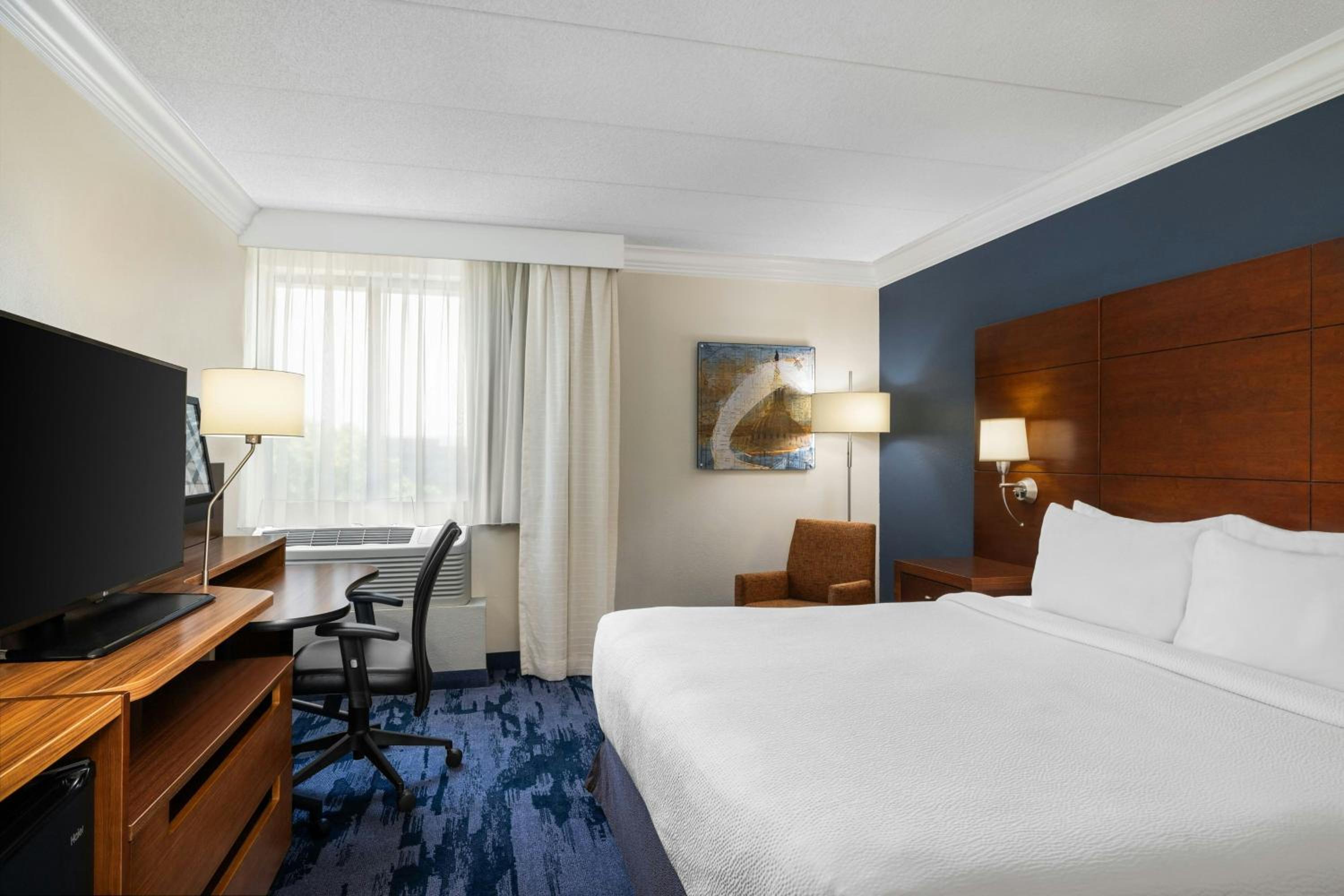 King Room with Bathtub - Mobility Access/Hearing Accessible - Photo 1