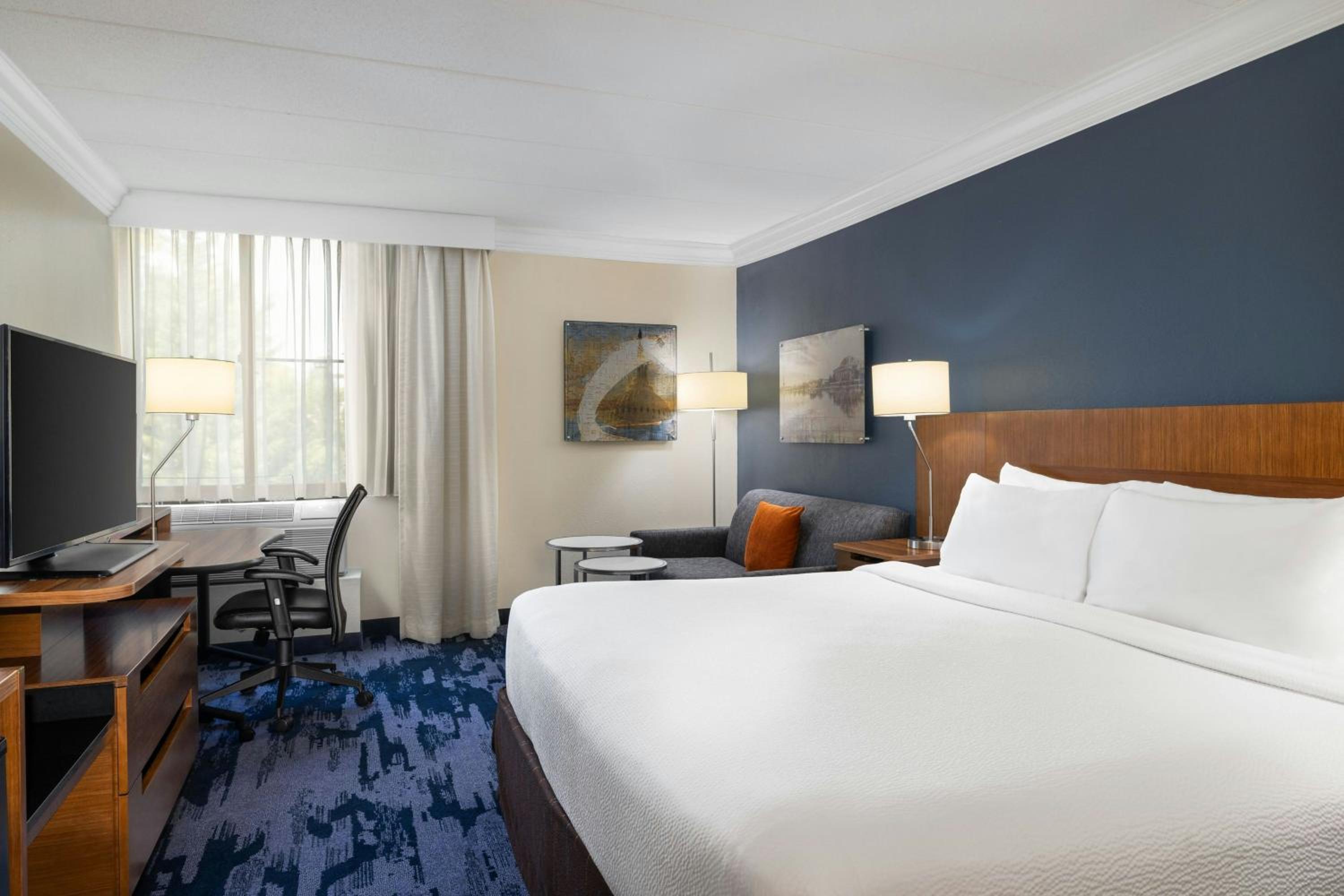 King Suite with Sofa Bed - Hearing Accessible - Photo 4