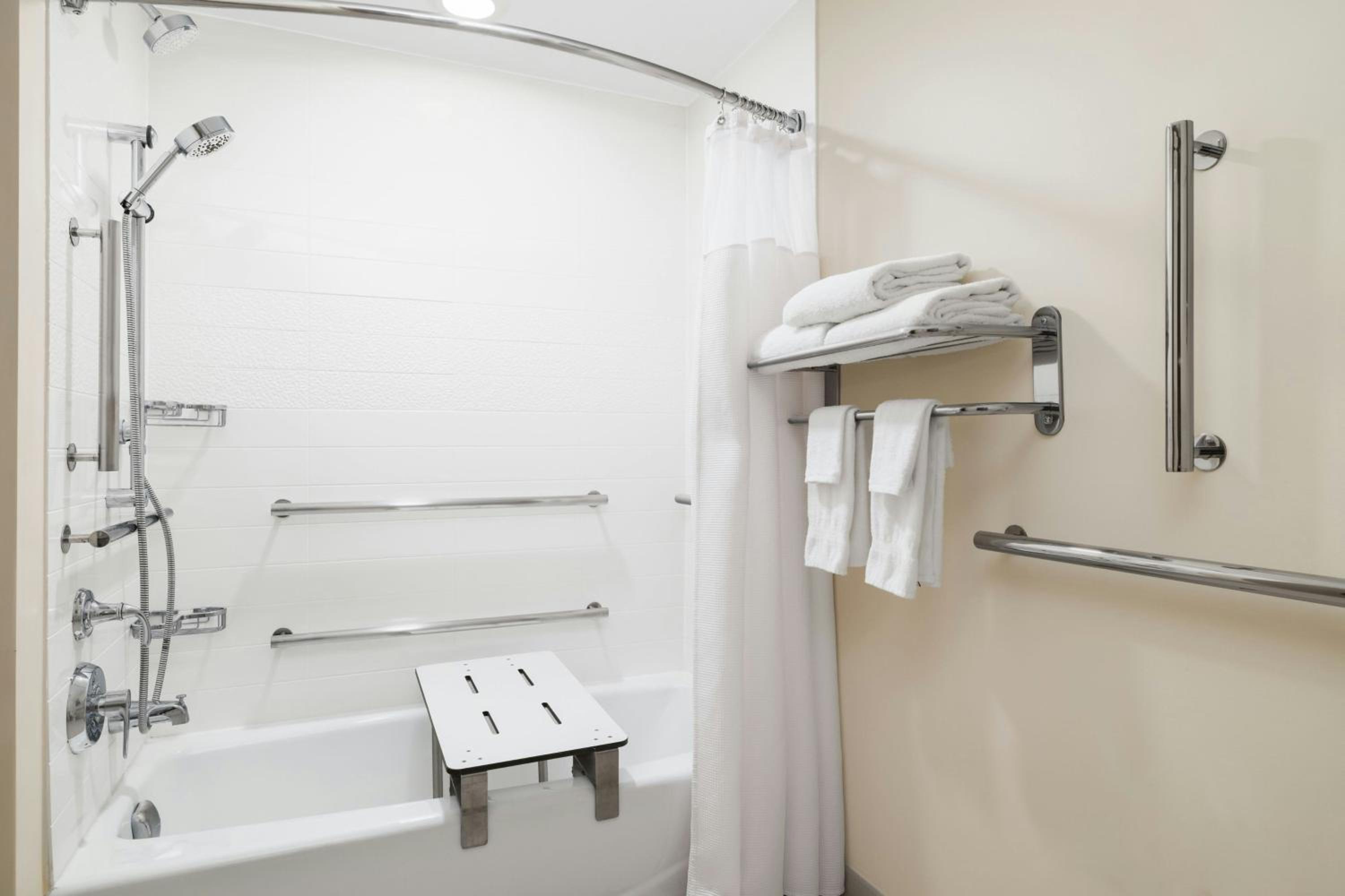 King Room with Bathtub - Mobility Access/Hearing Accessible - Photo 6