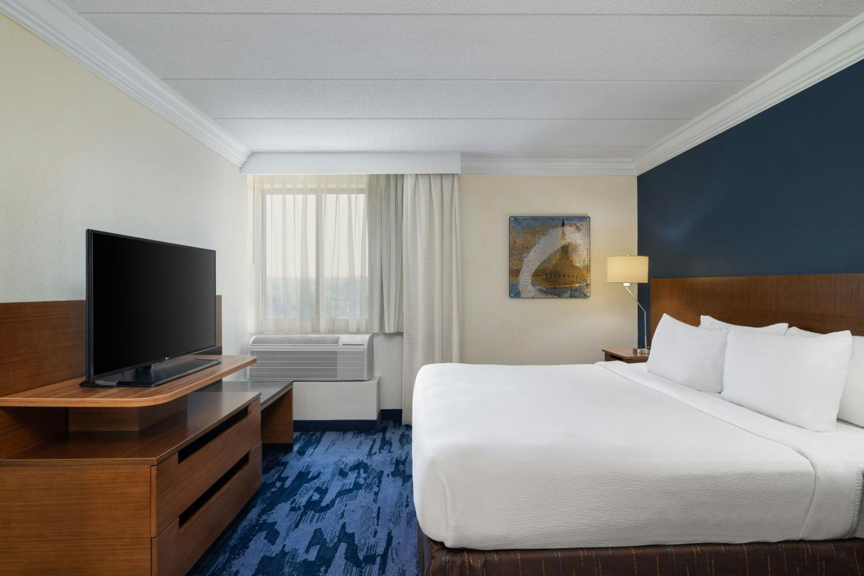 King Suite with Bathtub and Sofa Bed - Mobility Access photo 2
