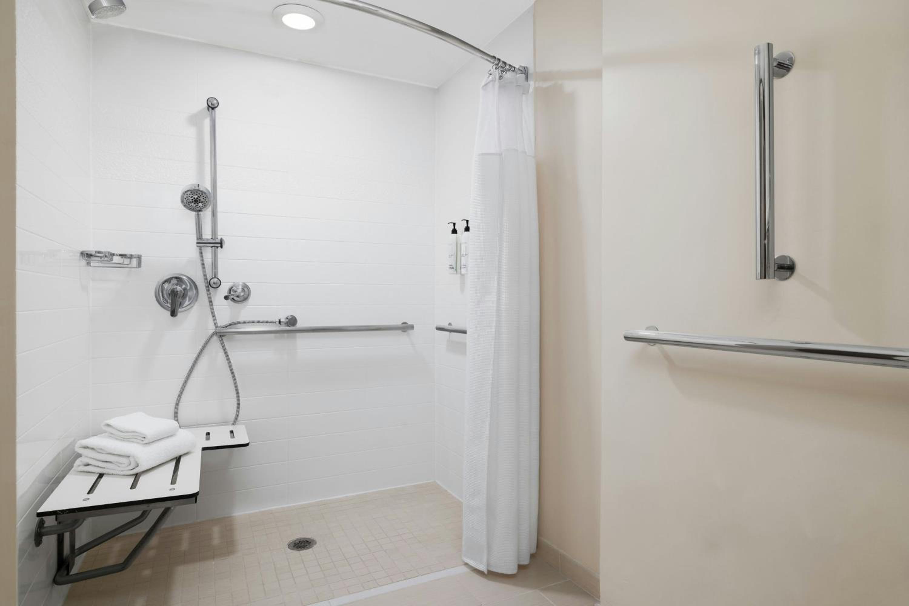 King Room with Bathtub - Mobility Access/Hearing Accessible - Photo 5