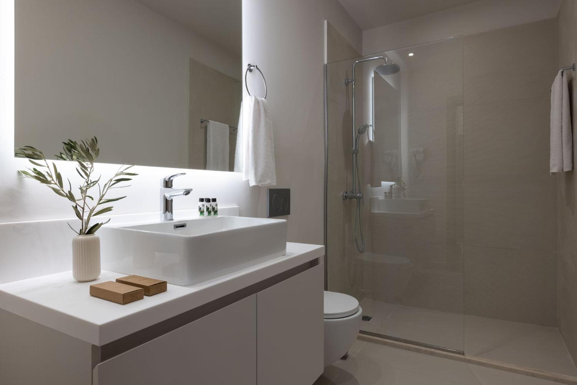 Suite with Terrace City and Port View