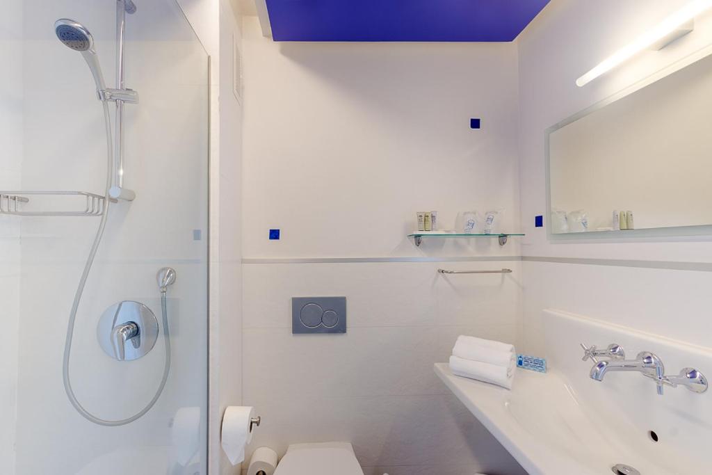 Double Room with Balcony and Lateral Sea View photo 3