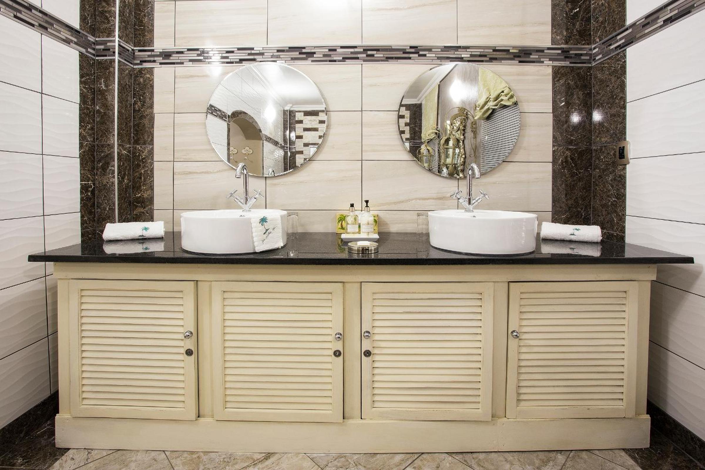 Deluxe Queen Suite - Photo 2