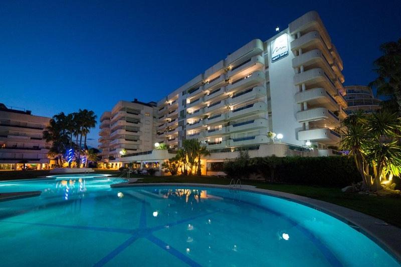 One-Bedroom Apartment with Sea View