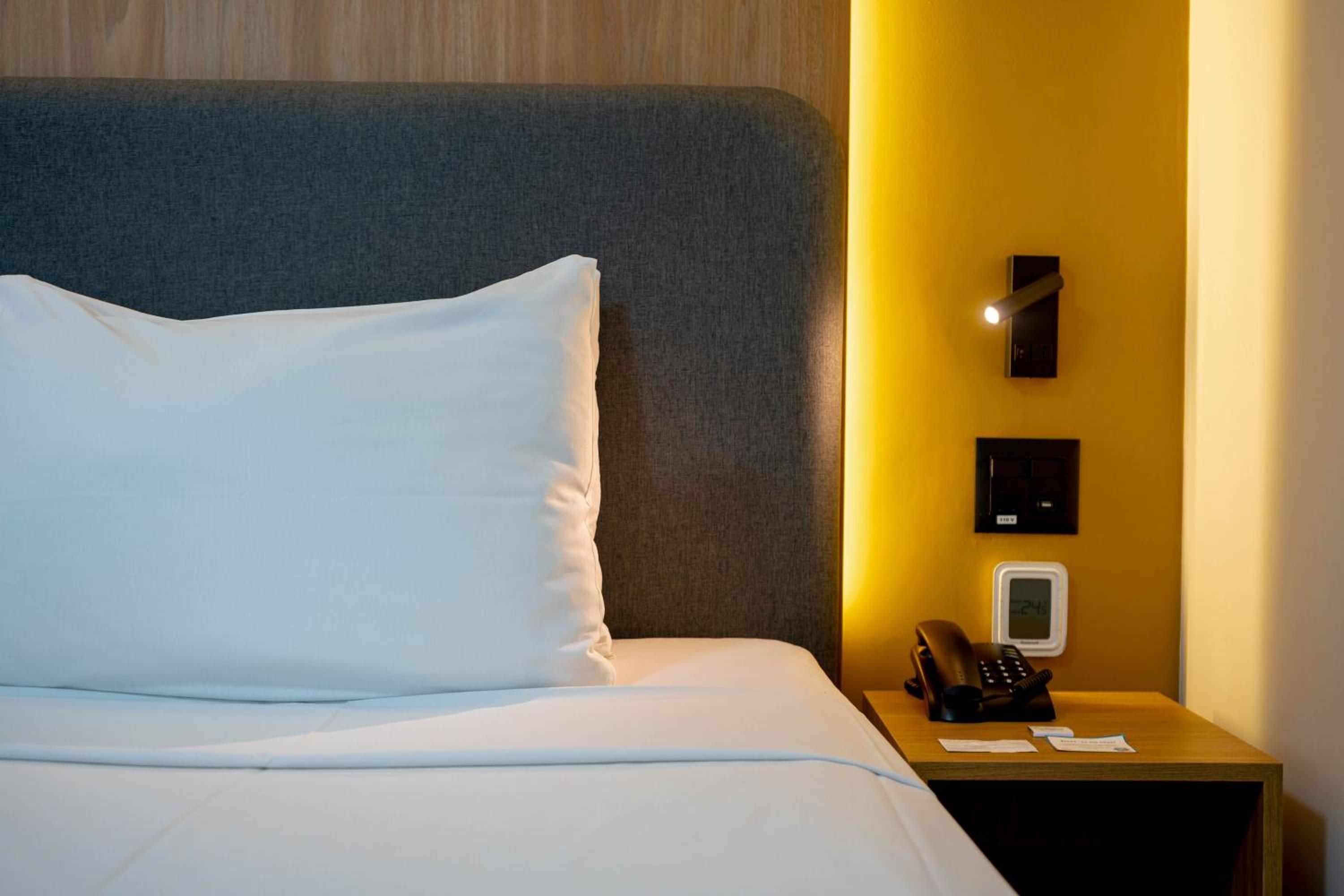 Superior Twin Room with City View thumbnail 6