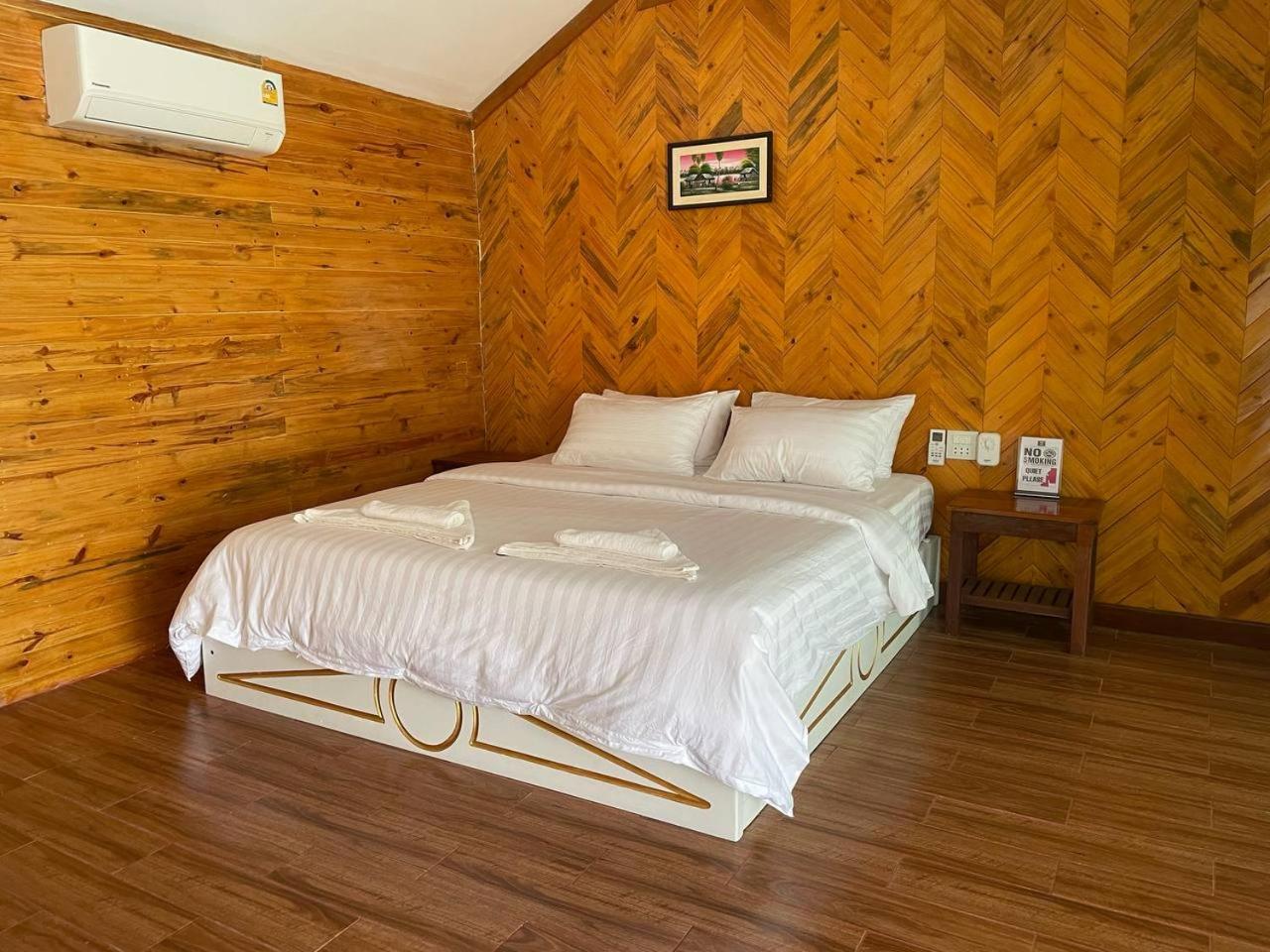 Deluxe Queen Room - Photo 9