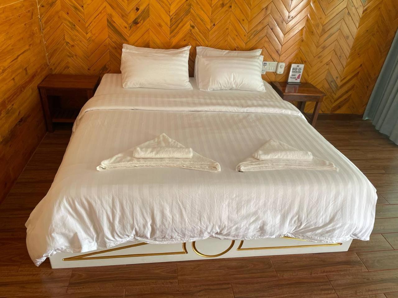 Deluxe Queen Room - Photo 11